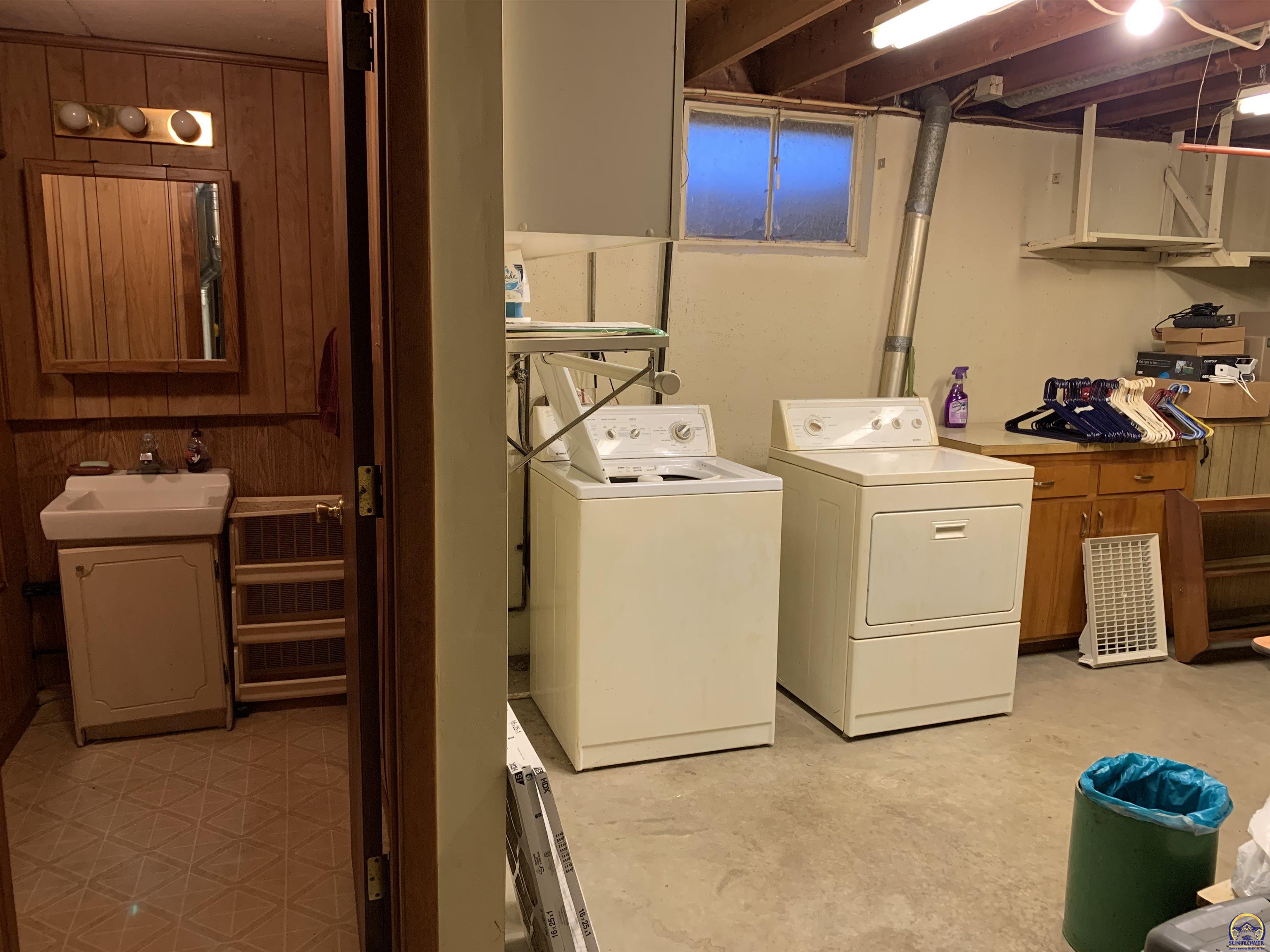 Topeka, Kansas 66614, United States, 4 Bedrooms Bedrooms, ,2 BathroomsBathrooms,Residential,Pending,68164