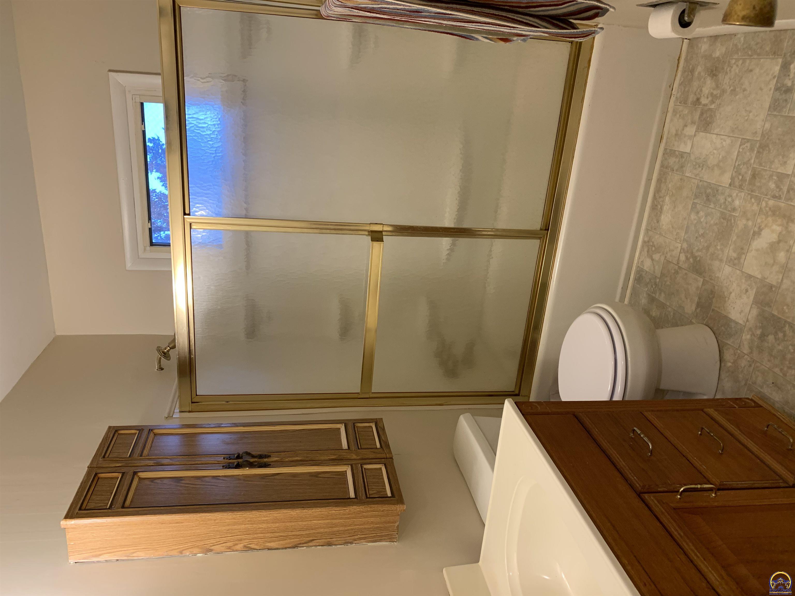 Topeka, Kansas 66614, United States, 4 Bedrooms Bedrooms, ,2 BathroomsBathrooms,Residential,Pending,68164