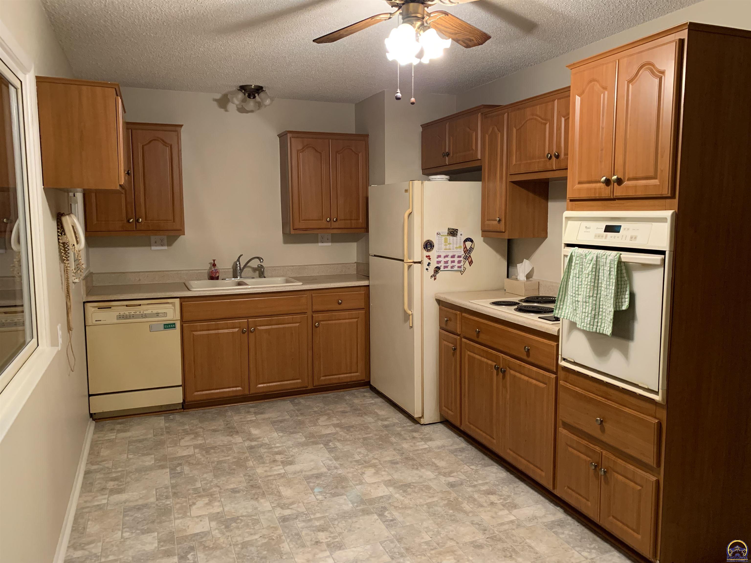 Topeka, Kansas 66614, United States, 4 Bedrooms Bedrooms, ,2 BathroomsBathrooms,Residential,Pending,68164