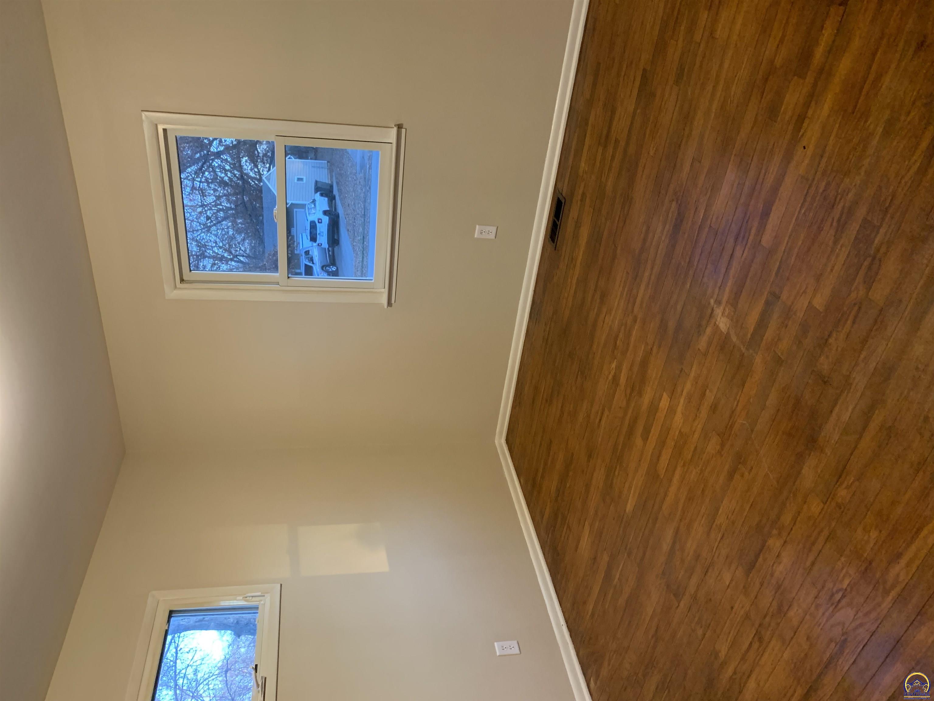 Topeka, Kansas 66614, United States, 4 Bedrooms Bedrooms, ,2 BathroomsBathrooms,Residential,Pending,68164