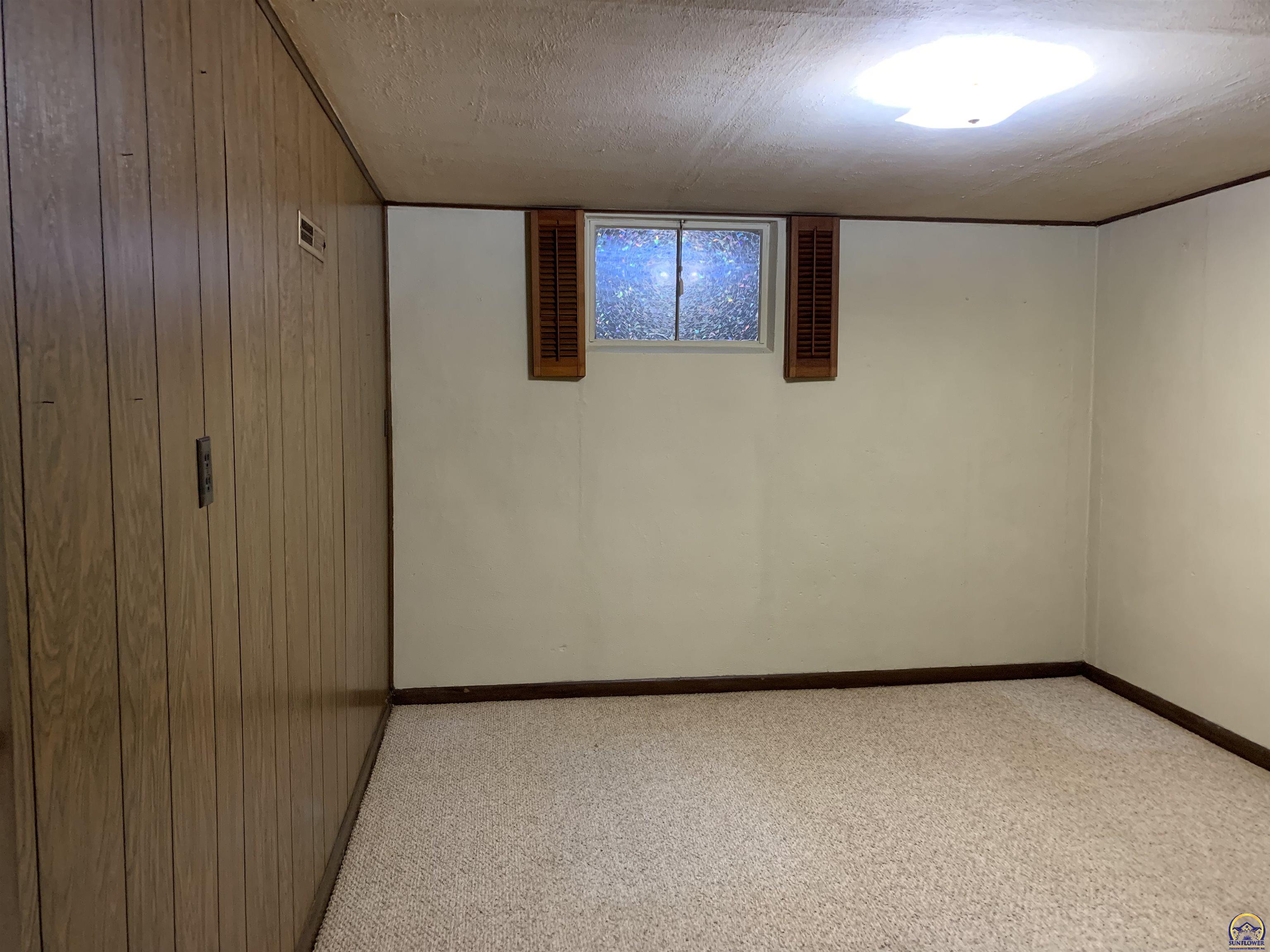 Topeka, Kansas 66614, United States, 4 Bedrooms Bedrooms, ,2 BathroomsBathrooms,Residential,Pending,68164