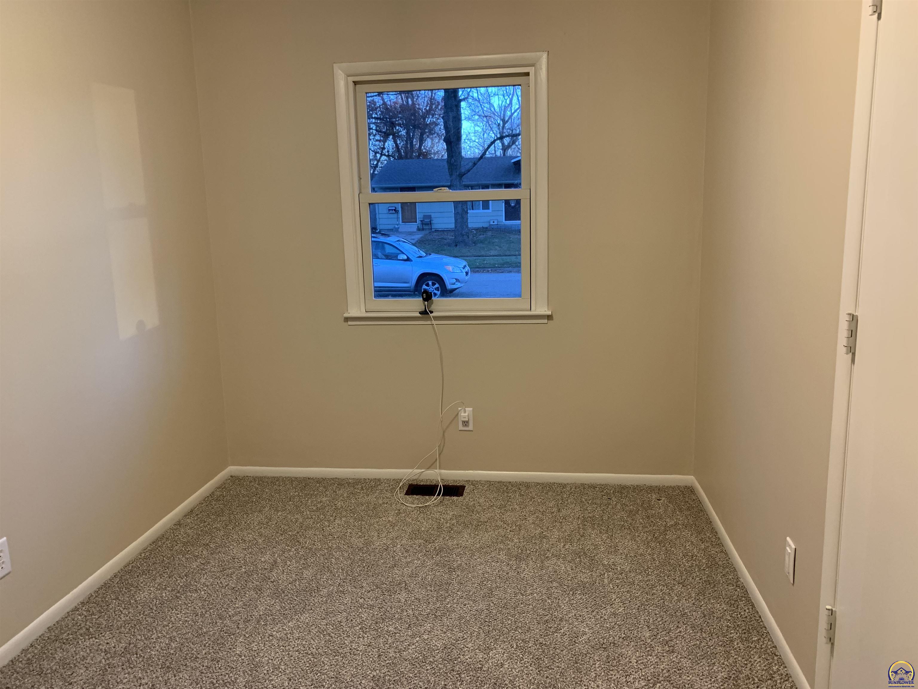 Topeka, Kansas 66614, United States, 4 Bedrooms Bedrooms, ,2 BathroomsBathrooms,Residential,Pending,68164