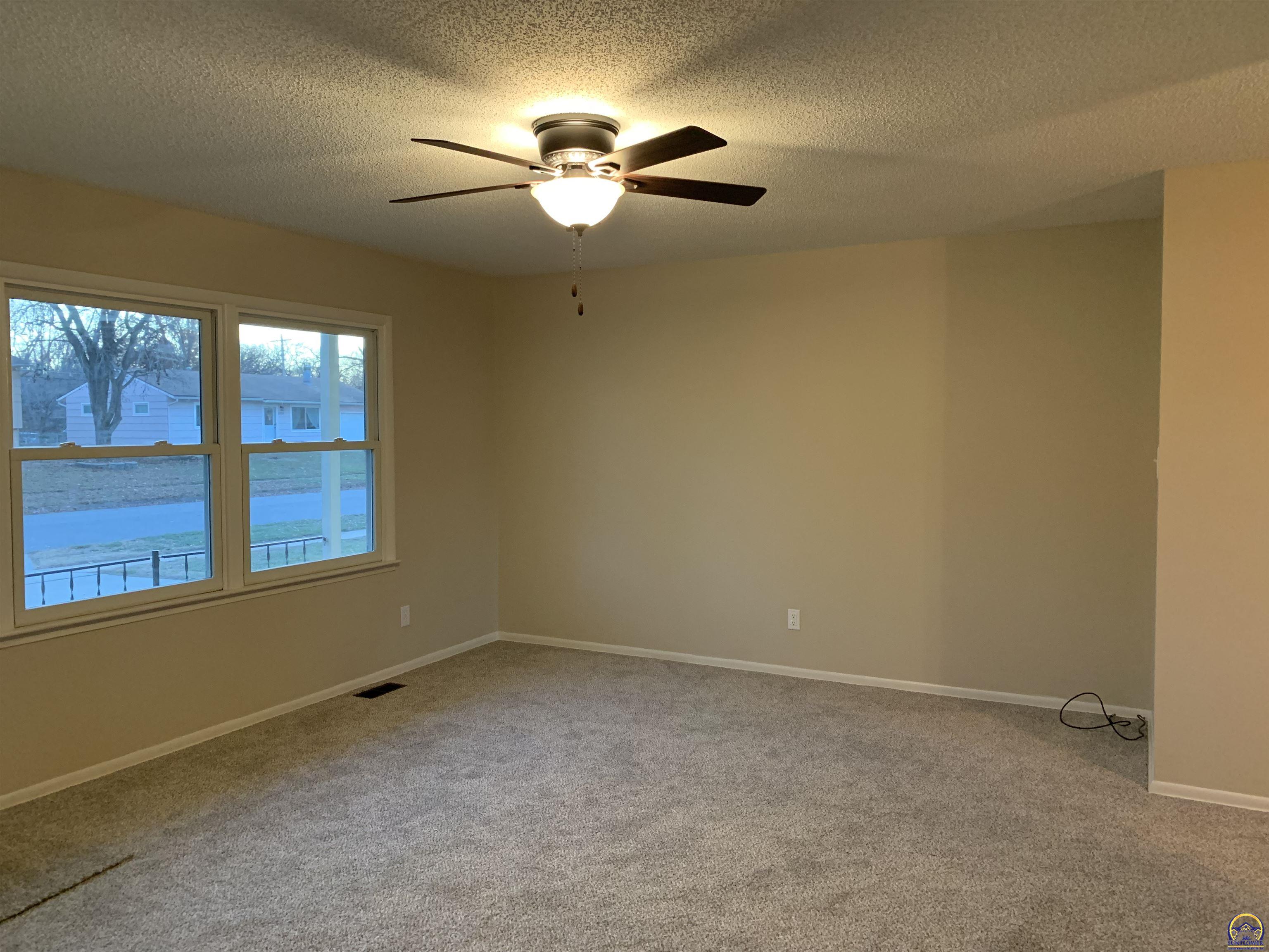 Topeka, Kansas 66614, United States, 4 Bedrooms Bedrooms, ,2 BathroomsBathrooms,Residential,Pending,68164