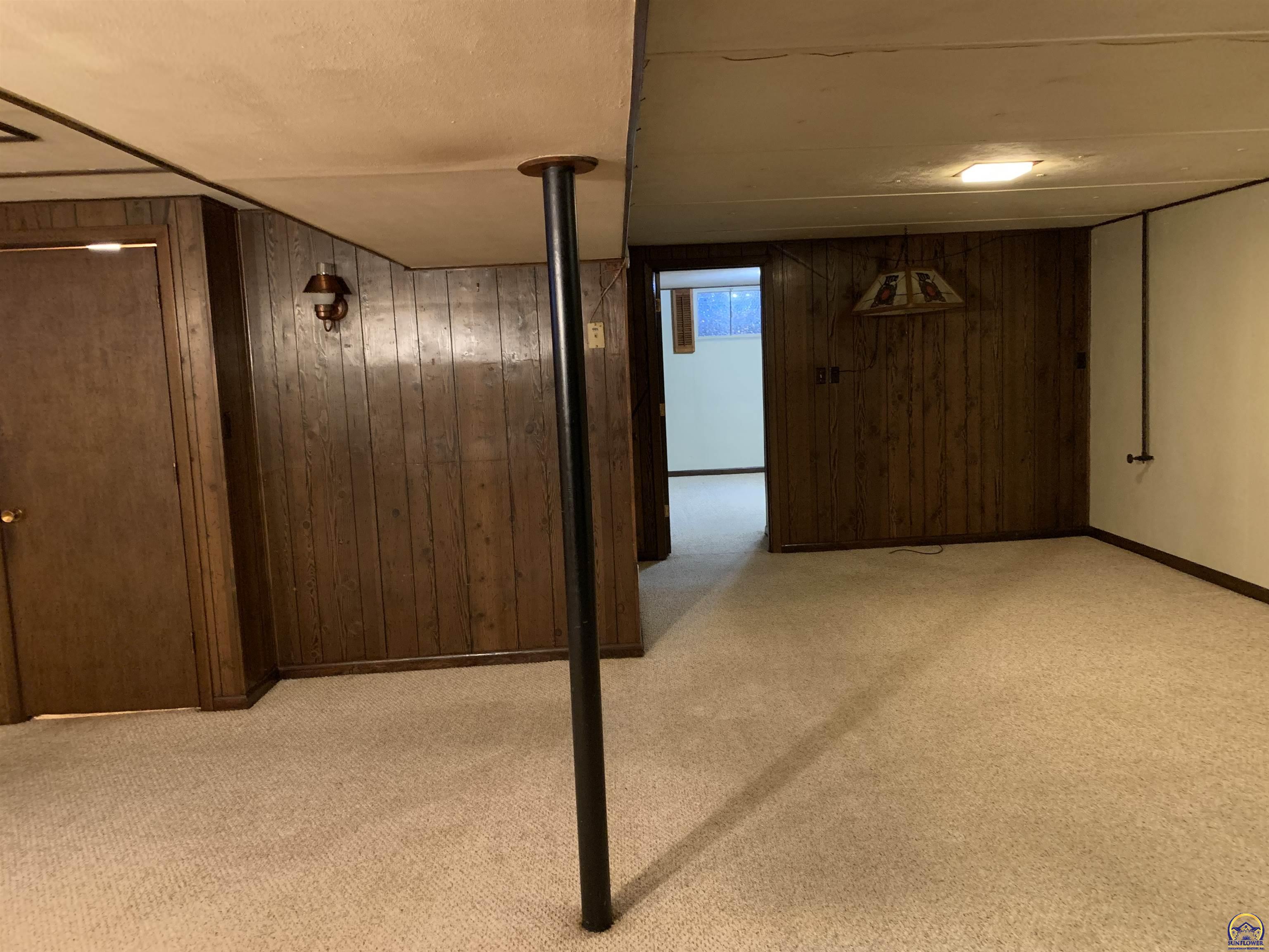 Topeka, Kansas 66614, United States, 4 Bedrooms Bedrooms, ,2 BathroomsBathrooms,Residential,Pending,68164