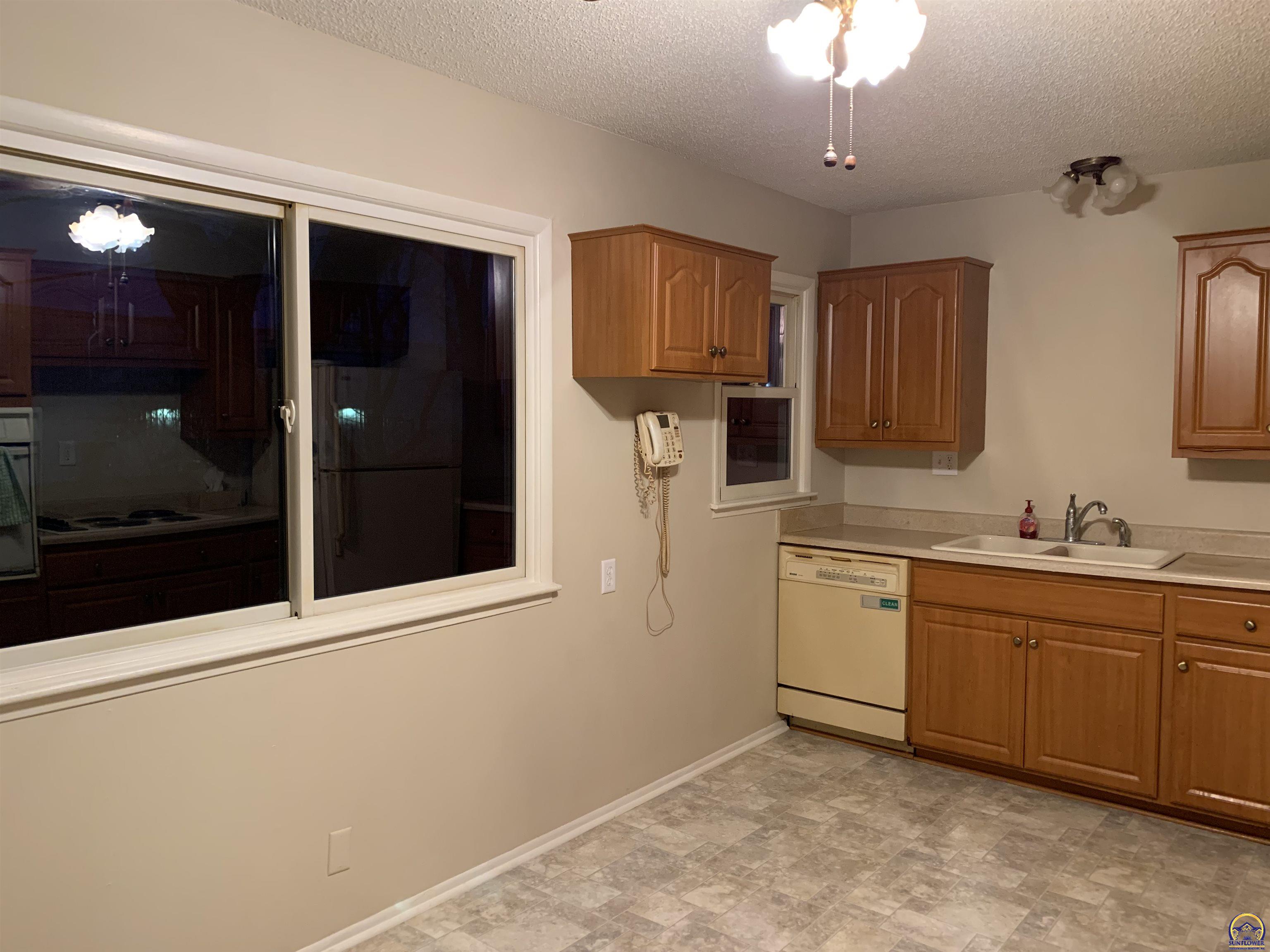 Topeka, Kansas 66614, United States, 4 Bedrooms Bedrooms, ,2 BathroomsBathrooms,Residential,Pending,68164