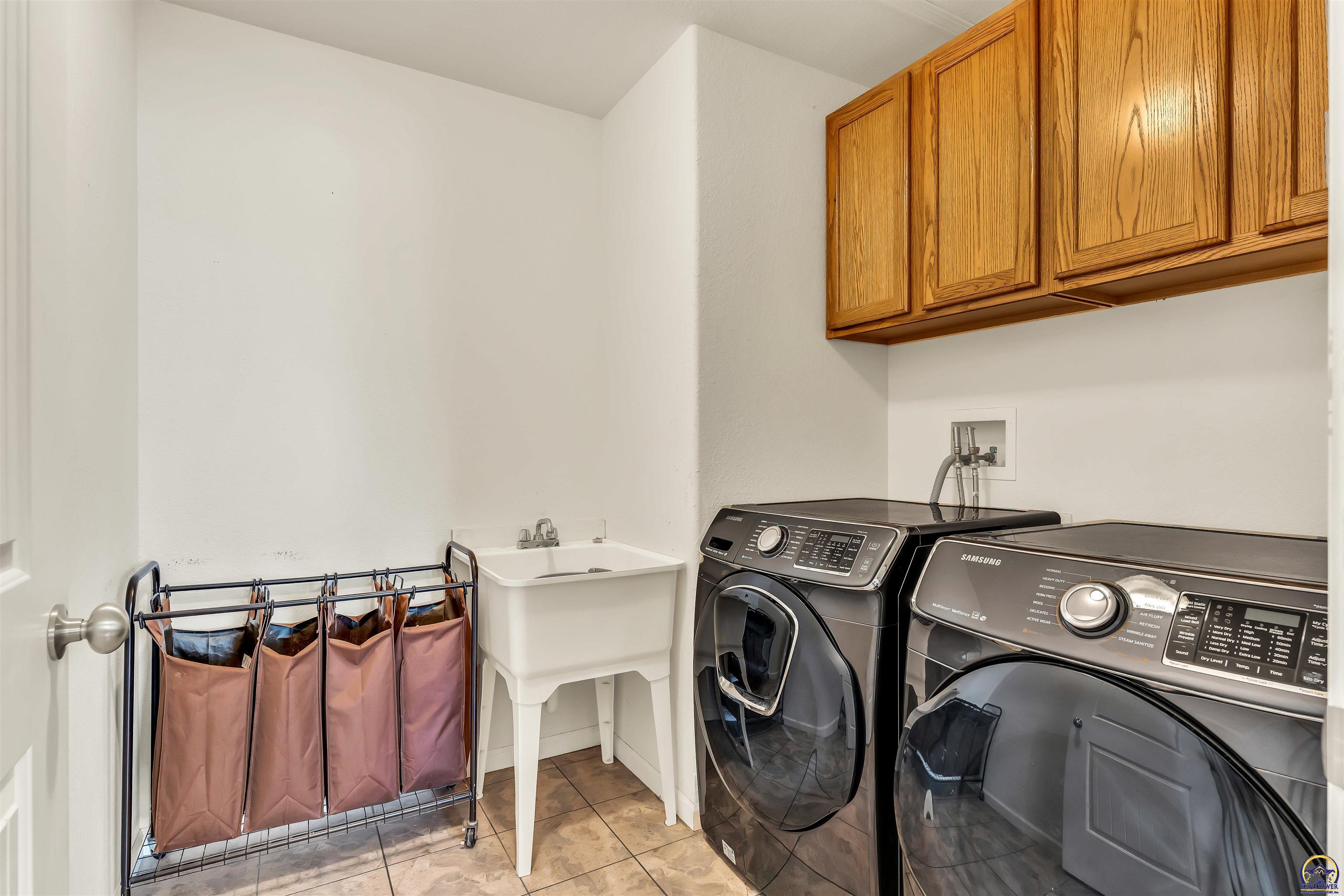 Berryton, Kansas 66409, United States, 3 Bedrooms Bedrooms, ,3 BathroomsBathrooms,Residential,Pending,251982