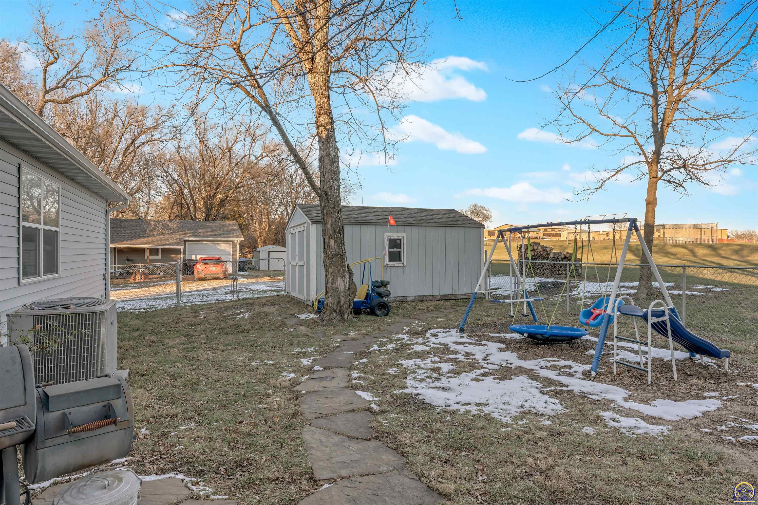 Berryton, Kansas 66409, United States, 3 Bedrooms Bedrooms, ,3 BathroomsBathrooms,Residential,Pending,251982