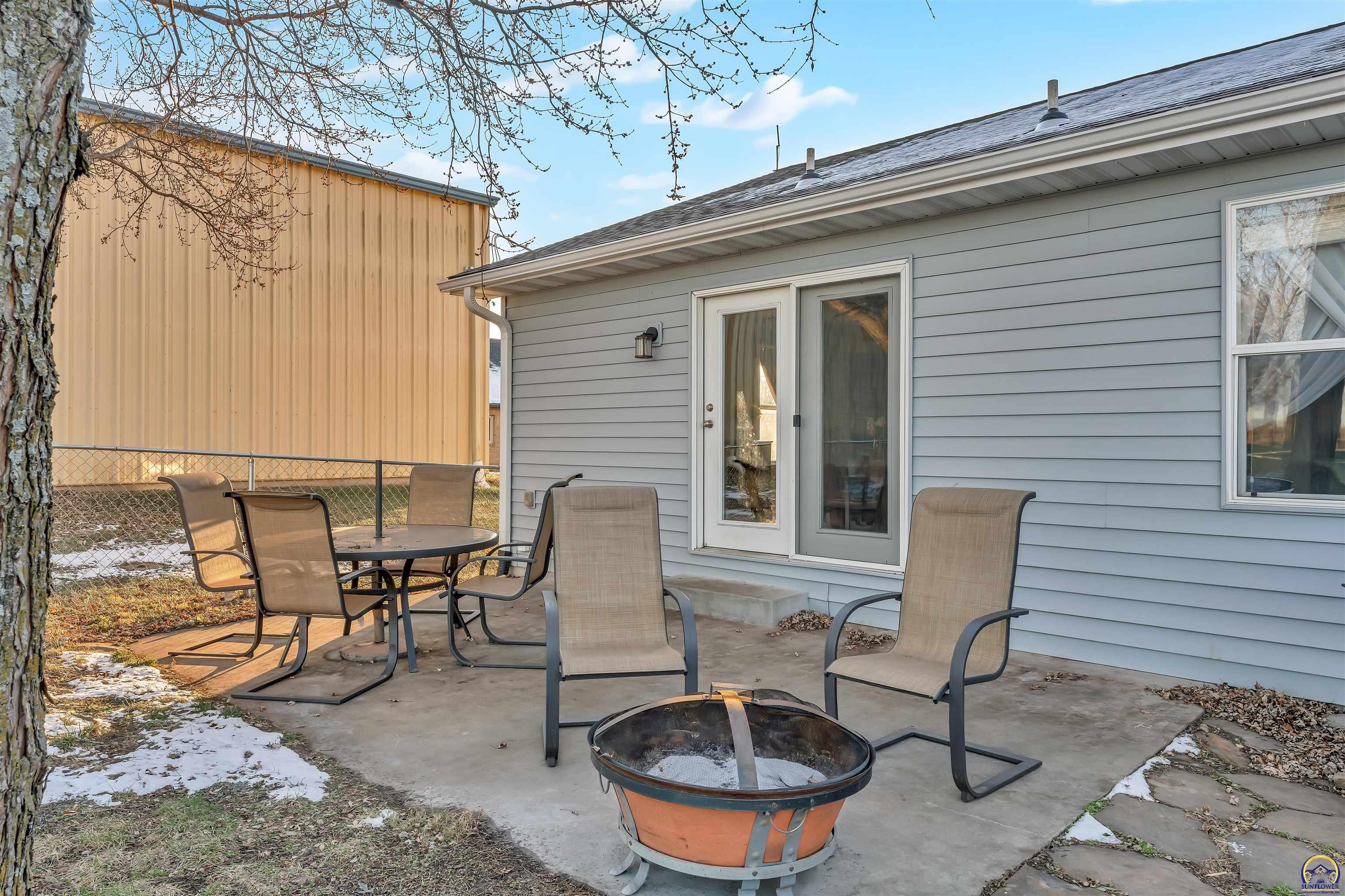 Berryton, Kansas 66409, United States, 3 Bedrooms Bedrooms, ,3 BathroomsBathrooms,Residential,Pending,251982