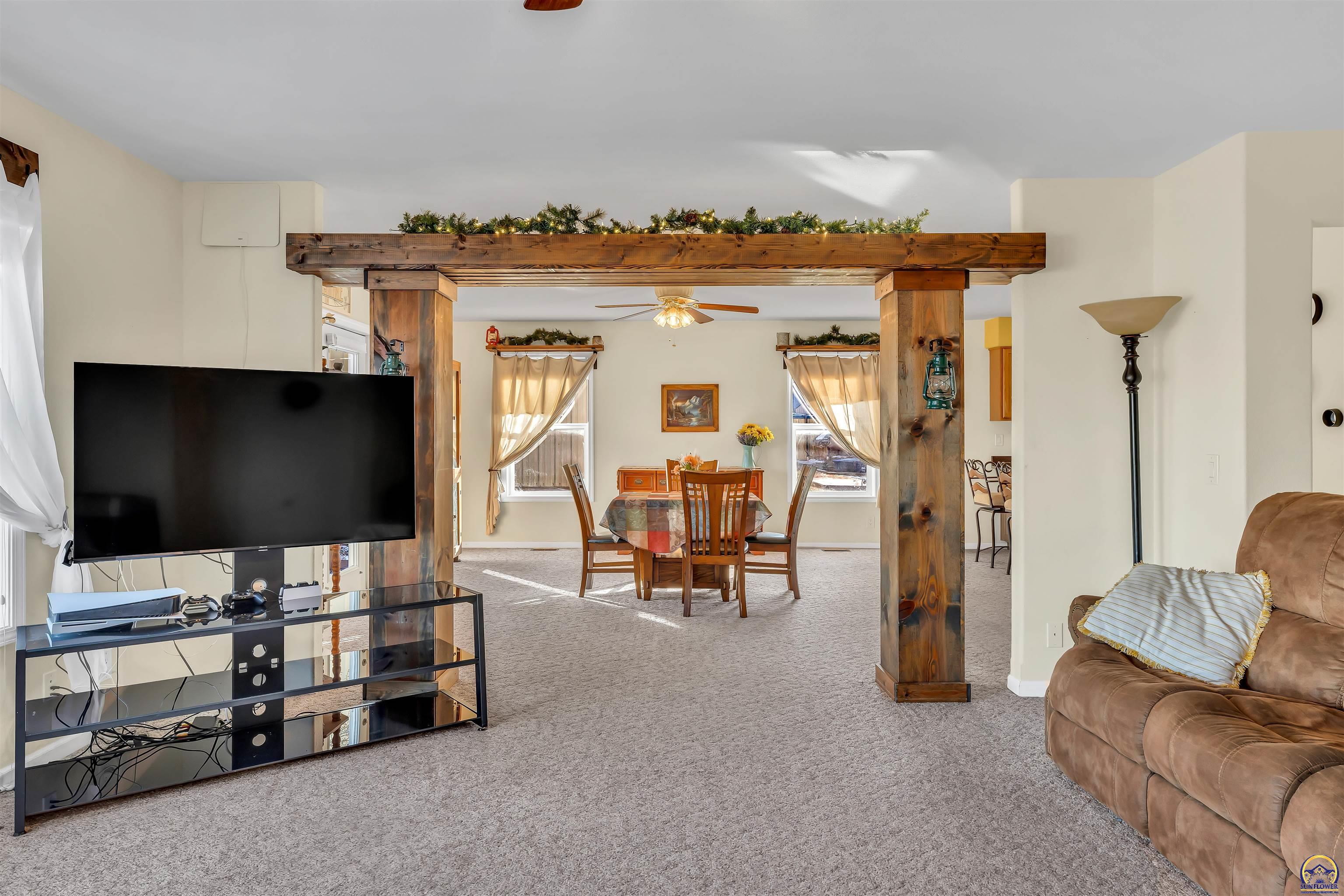 Berryton, Kansas 66409, United States, 3 Bedrooms Bedrooms, ,3 BathroomsBathrooms,Residential,Pending,251982