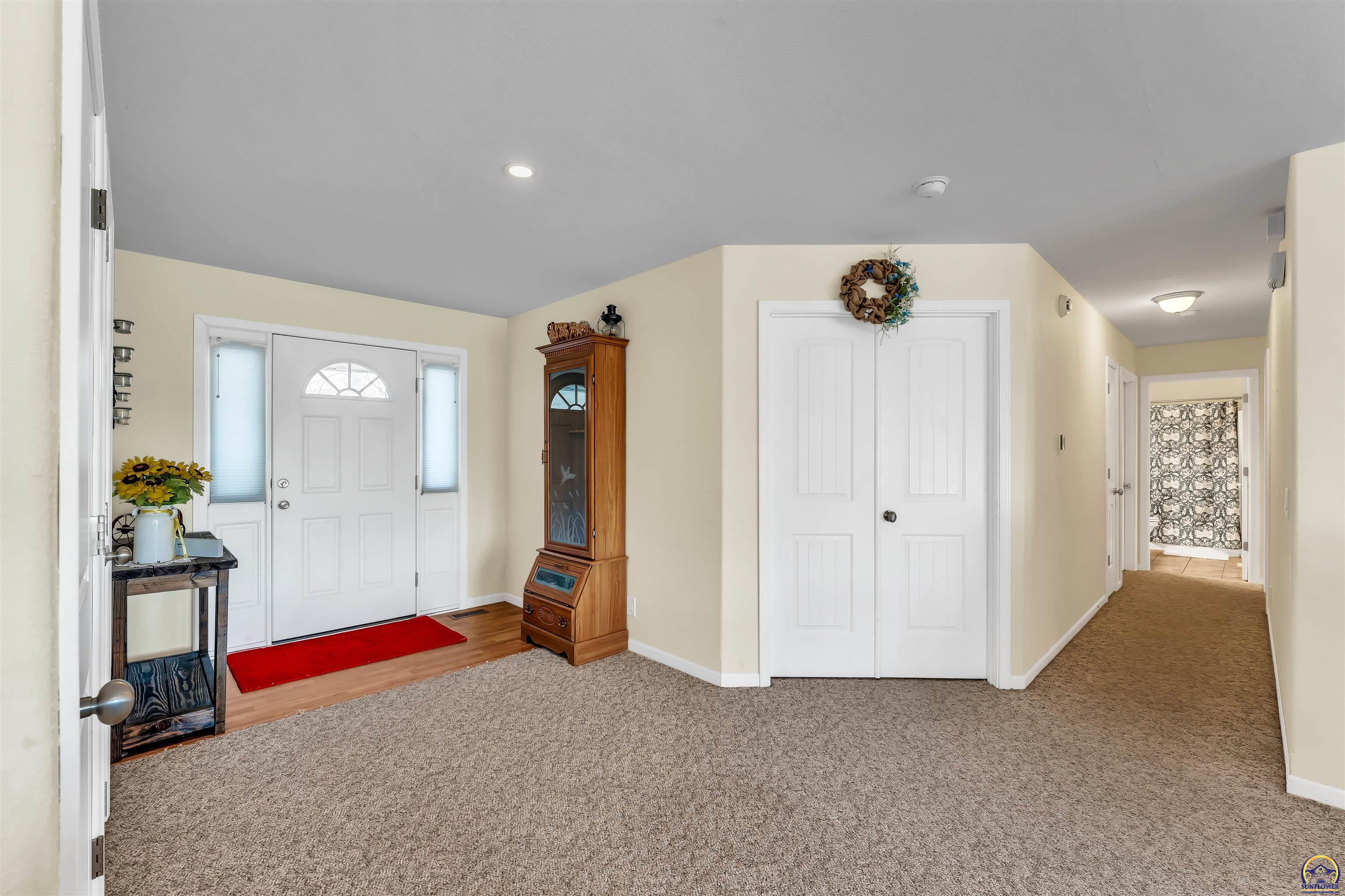 Berryton, Kansas 66409, United States, 3 Bedrooms Bedrooms, ,3 BathroomsBathrooms,Residential,Pending,251982