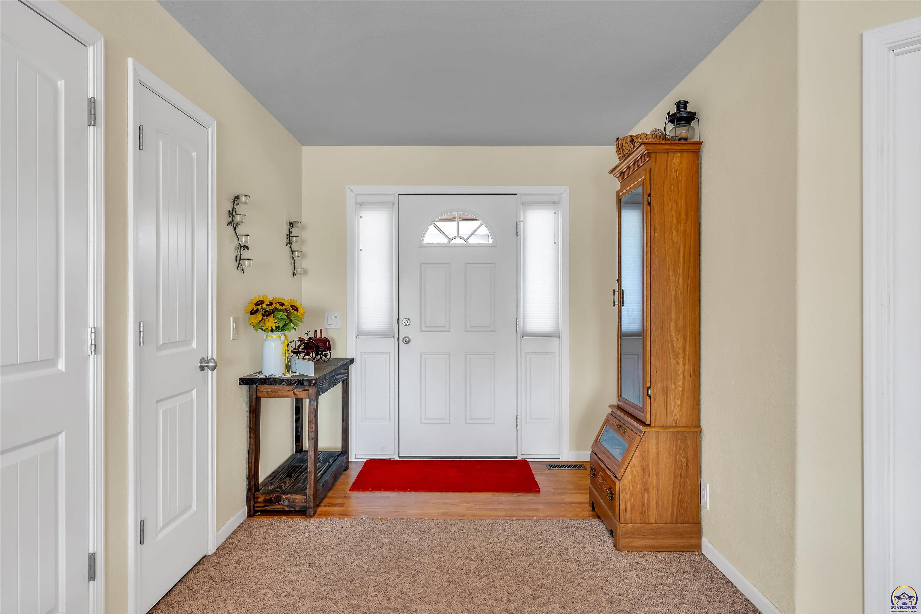 Berryton, Kansas 66409, United States, 3 Bedrooms Bedrooms, ,3 BathroomsBathrooms,Residential,Pending,251982