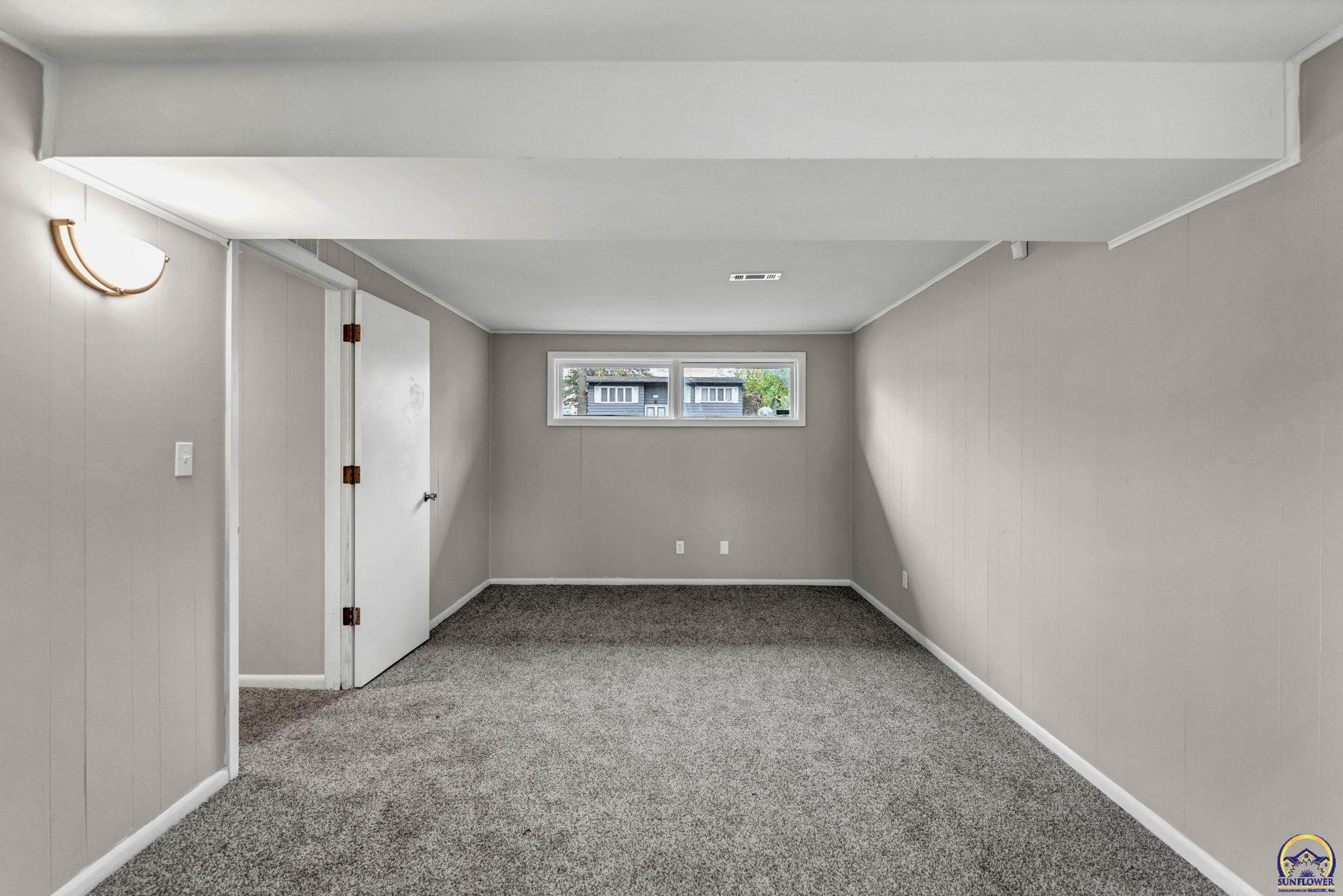 Topeka, Kansas 66614, United States, 3 Bedrooms Bedrooms, ,2 BathroomsBathrooms,Residential,Pending,36924