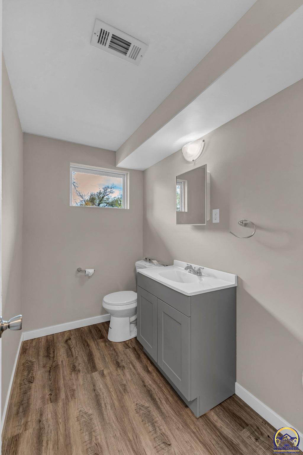 Topeka, Kansas 66614, United States, 3 Bedrooms Bedrooms, ,2 BathroomsBathrooms,Residential,Pending,36924