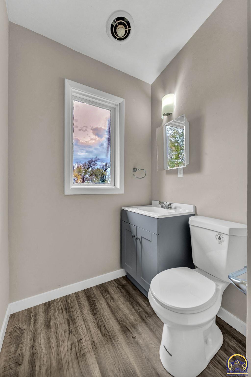 Topeka, Kansas 66614, United States, 3 Bedrooms Bedrooms, ,2 BathroomsBathrooms,Residential,Pending,36924