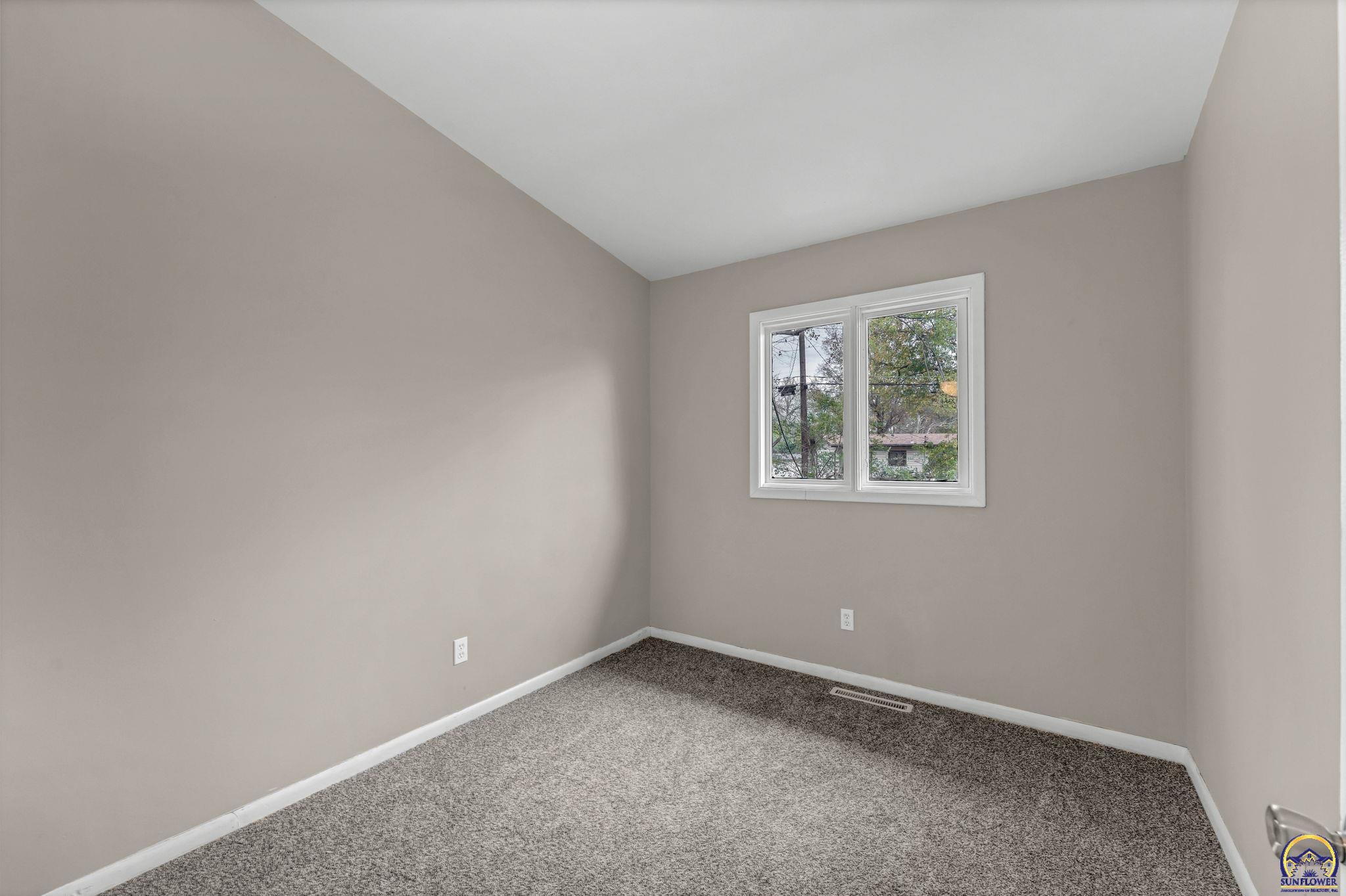 Topeka, Kansas 66614, United States, 3 Bedrooms Bedrooms, ,2 BathroomsBathrooms,Residential,Pending,36924