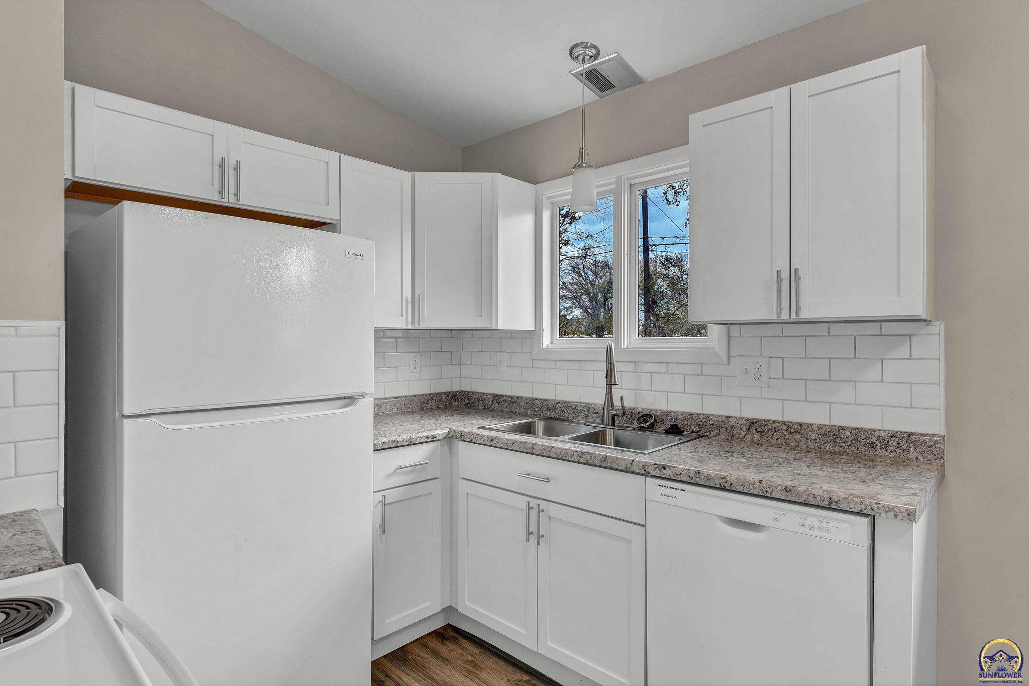 Topeka, Kansas 66614, United States, 3 Bedrooms Bedrooms, ,2 BathroomsBathrooms,Residential,Pending,36924