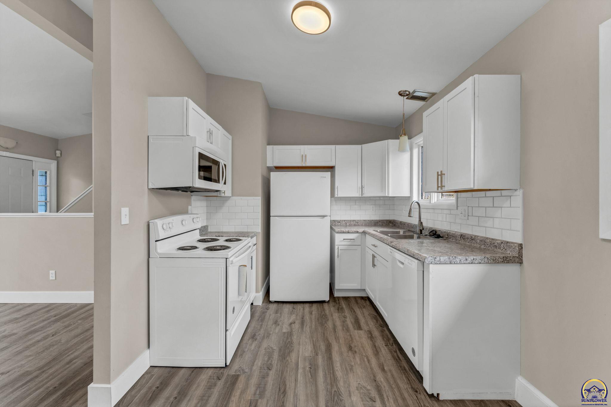 Topeka, Kansas 66614, United States, 3 Bedrooms Bedrooms, ,2 BathroomsBathrooms,Residential,Pending,36924