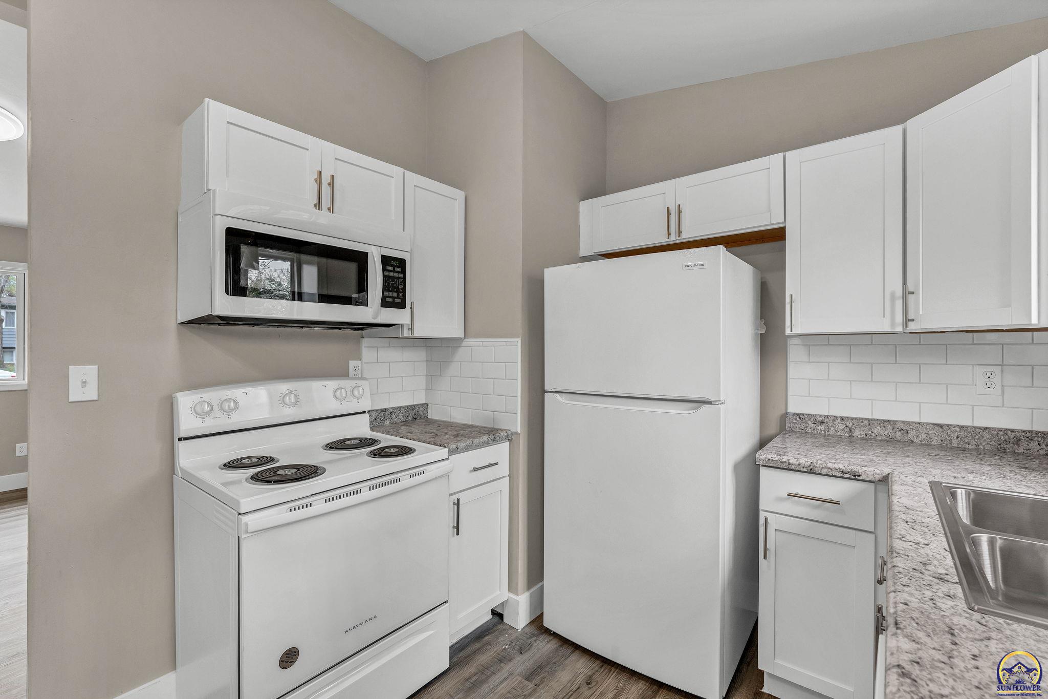 Topeka, Kansas 66614, United States, 3 Bedrooms Bedrooms, ,2 BathroomsBathrooms,Residential,Pending,36924