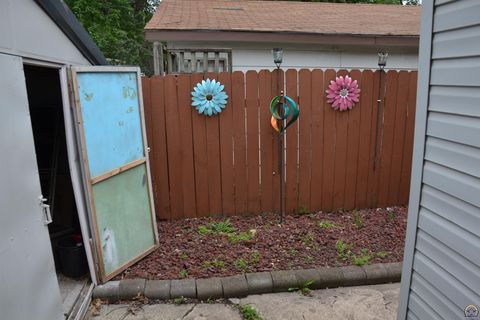 Tiny photo for 410 E 2nd Ave, Emporia, KS 66801 (MLS # 244830)