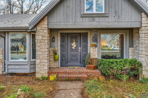 Tiny photo for 2331 SE Libra Ave, Topeka, KS 66605 (MLS # 246060)