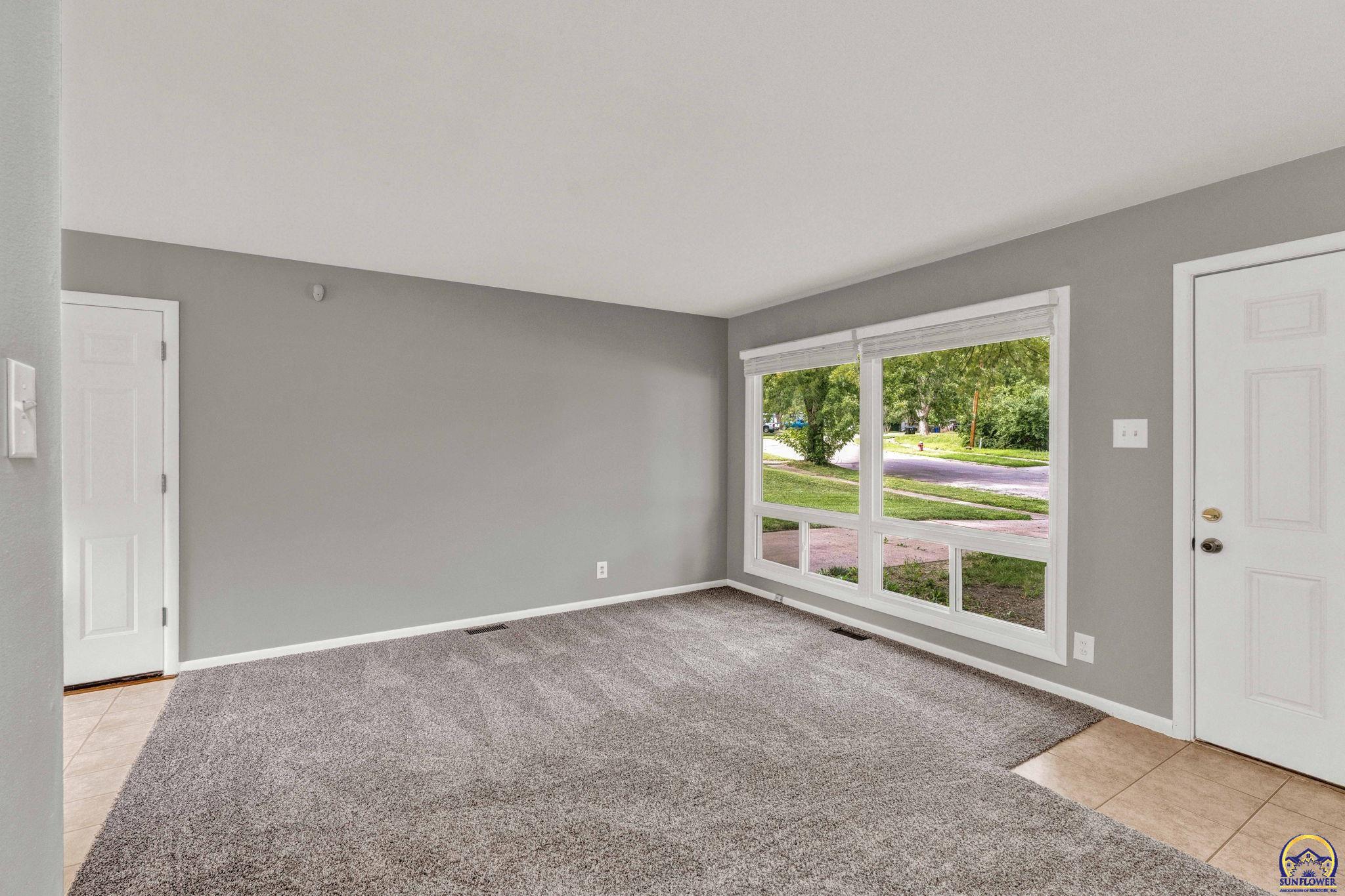 Topeka, Kansas 66605, United States, 3 Bedrooms Bedrooms, ,2 BathroomsBathrooms,Residential,Pending,51462