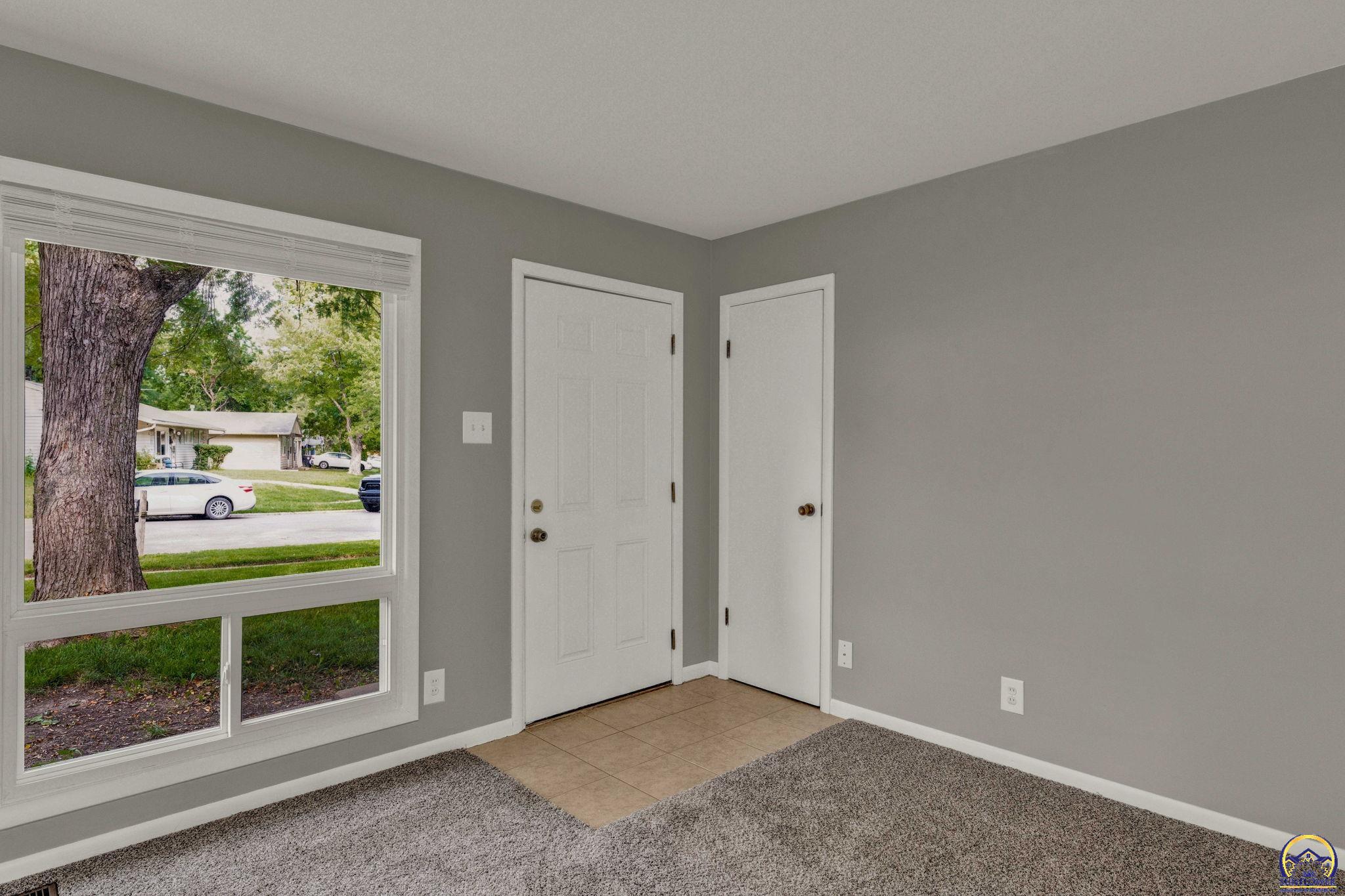 Topeka, Kansas 66605, United States, 3 Bedrooms Bedrooms, ,2 BathroomsBathrooms,Residential,Pending,51462