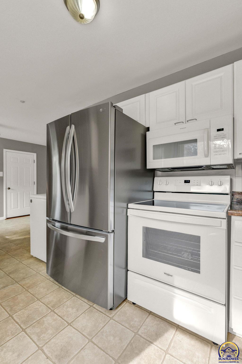 Topeka, Kansas 66605, United States, 3 Bedrooms Bedrooms, ,2 BathroomsBathrooms,Residential,Pending,51462