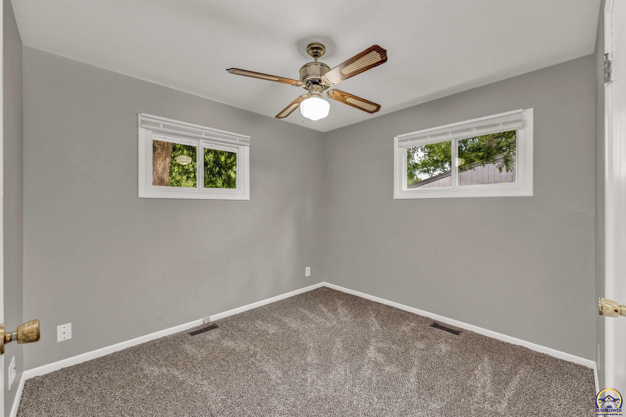 Topeka, Kansas 66605, United States, 3 Bedrooms Bedrooms, ,2 BathroomsBathrooms,Residential,Pending,51462