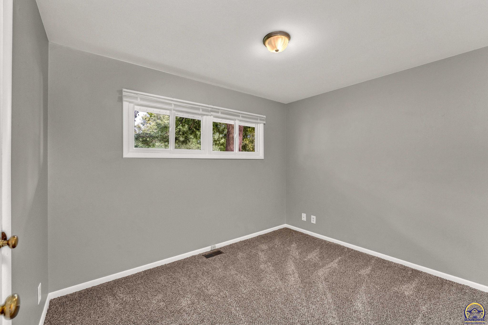 Topeka, Kansas 66605, United States, 3 Bedrooms Bedrooms, ,2 BathroomsBathrooms,Residential,Pending,51462