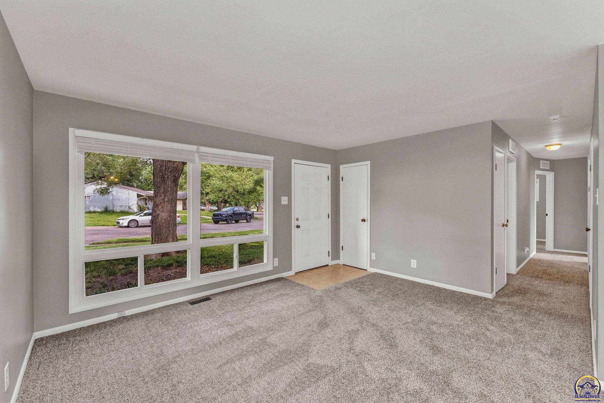 Topeka, Kansas 66605, United States, 3 Bedrooms Bedrooms, ,2 BathroomsBathrooms,Residential,Pending,51462