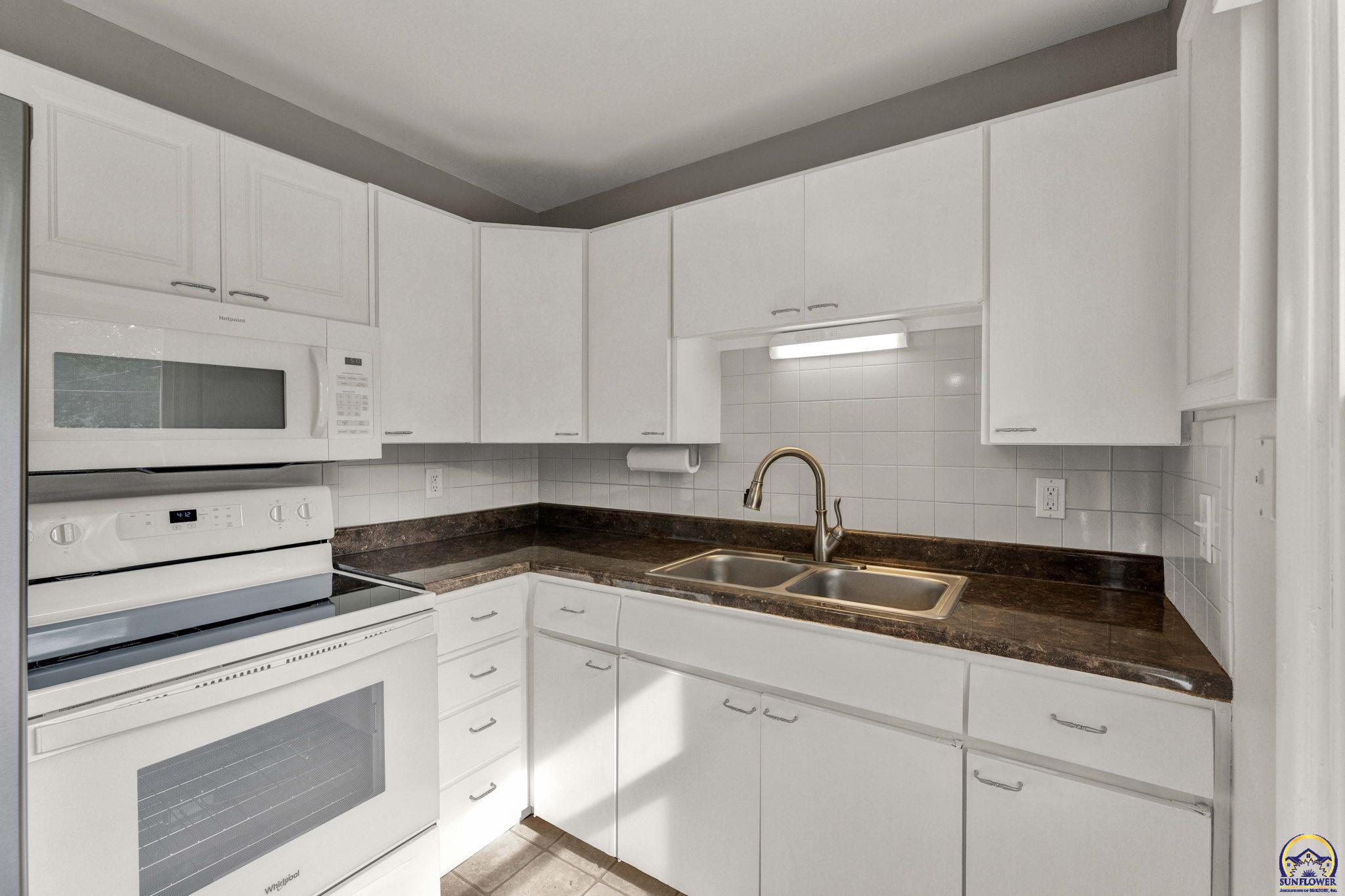 Topeka, Kansas 66605, United States, 3 Bedrooms Bedrooms, ,2 BathroomsBathrooms,Residential,Pending,51462