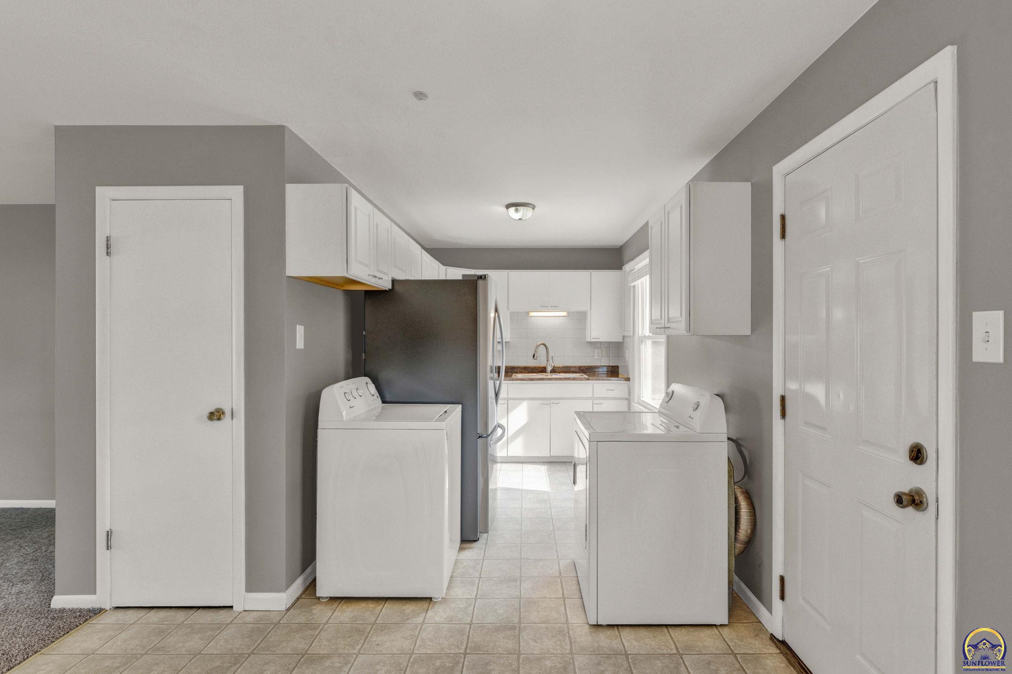 Topeka, Kansas 66605, United States, 3 Bedrooms Bedrooms, ,2 BathroomsBathrooms,Residential,Pending,51462