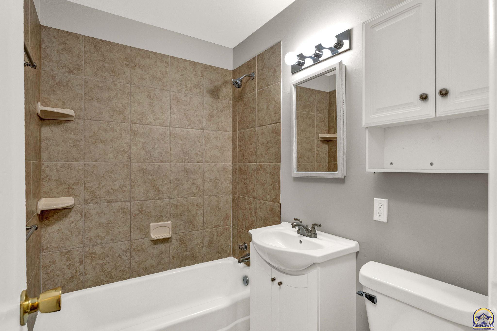 Topeka, Kansas 66605, United States, 3 Bedrooms Bedrooms, ,2 BathroomsBathrooms,Residential,Pending,51462