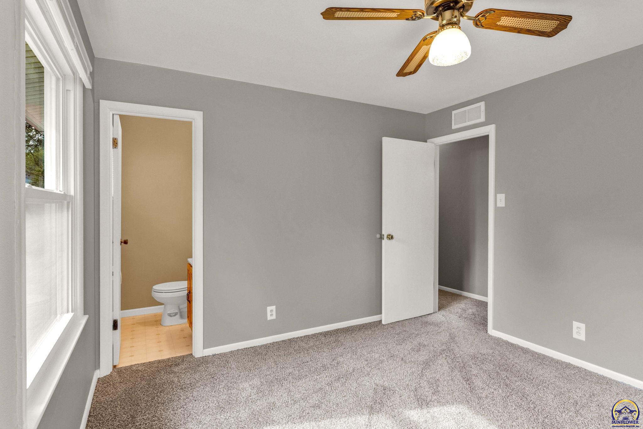 Topeka, Kansas 66605, United States, 3 Bedrooms Bedrooms, ,2 BathroomsBathrooms,Residential,Pending,51462