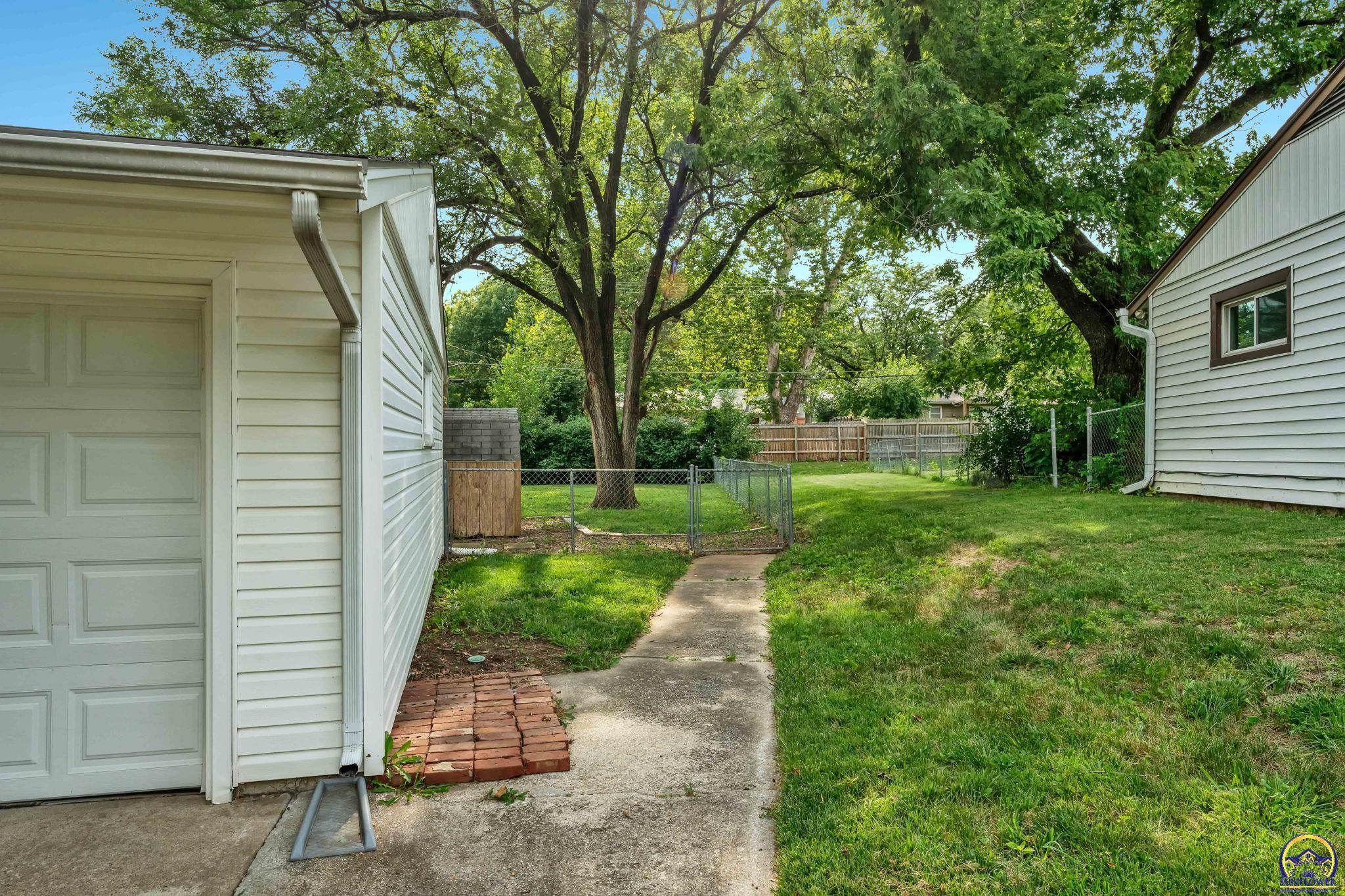 Topeka, Kansas 66605, United States, 3 Bedrooms Bedrooms, ,2 BathroomsBathrooms,Residential,Pending,51462