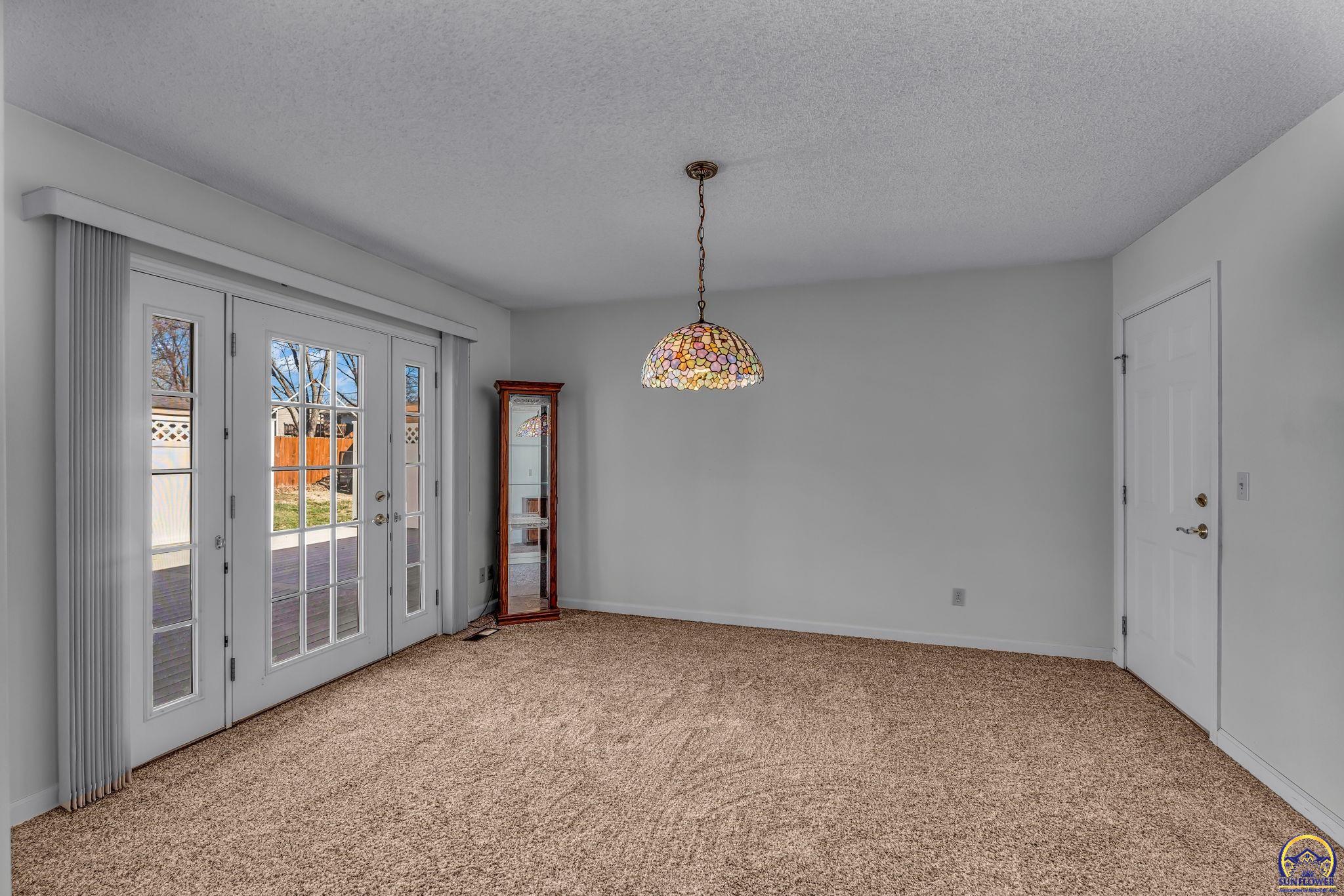 Topeka, Kansas 66614, United States, 2 Bedrooms Bedrooms, ,2 BathroomsBathrooms,Residential,Pending,91532