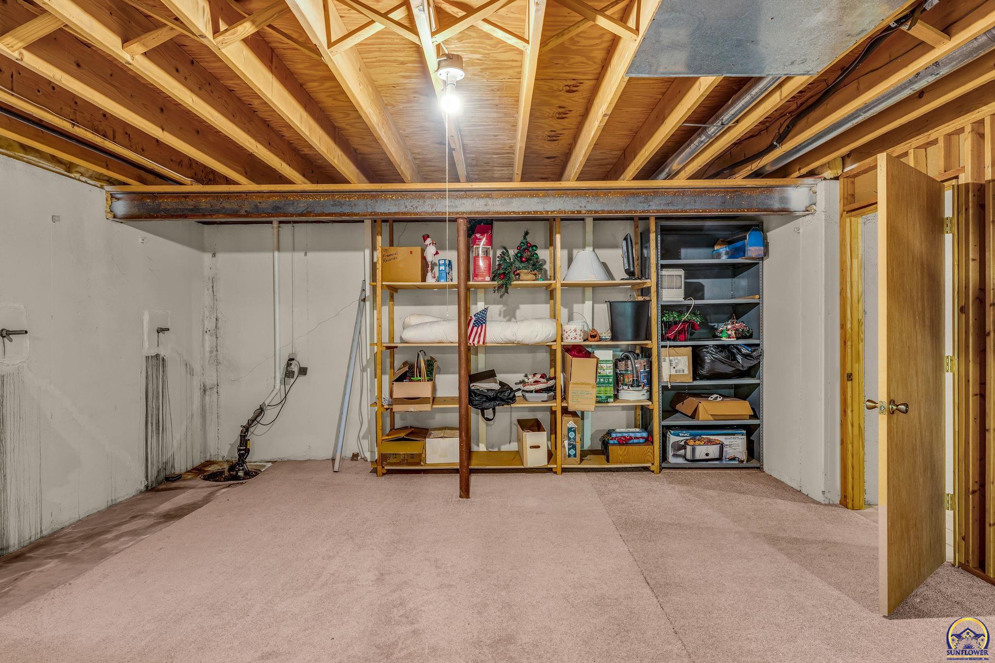 Topeka, Kansas 66614, United States, 2 Bedrooms Bedrooms, ,2 BathroomsBathrooms,Residential,Pending,91532