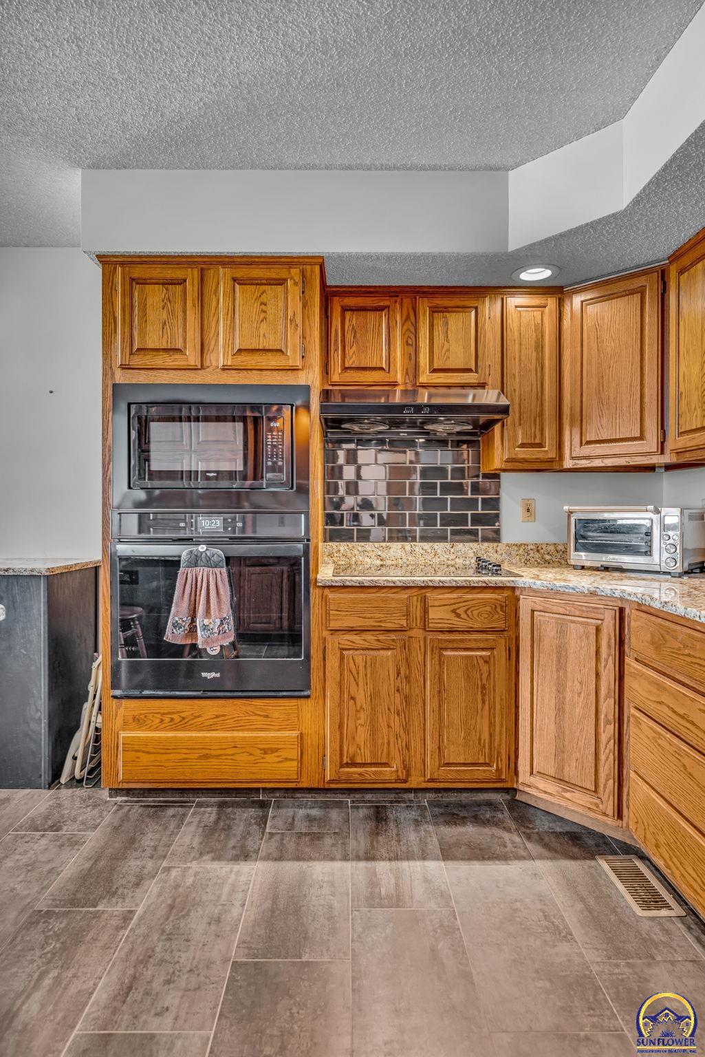 Topeka, Kansas 66614, United States, 2 Bedrooms Bedrooms, ,2 BathroomsBathrooms,Residential,Pending,91532