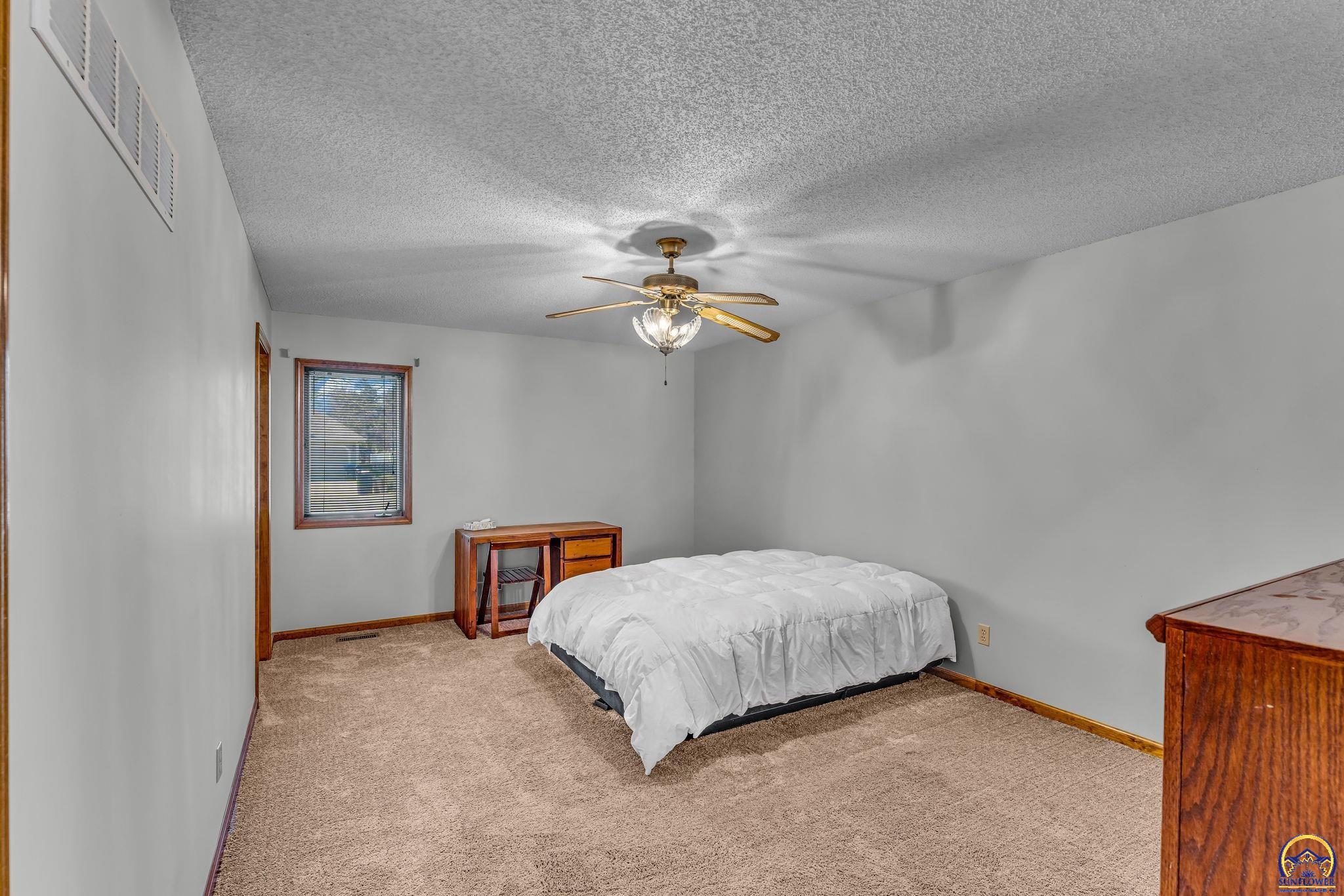 Topeka, Kansas 66614, United States, 2 Bedrooms Bedrooms, ,2 BathroomsBathrooms,Residential,Pending,91532