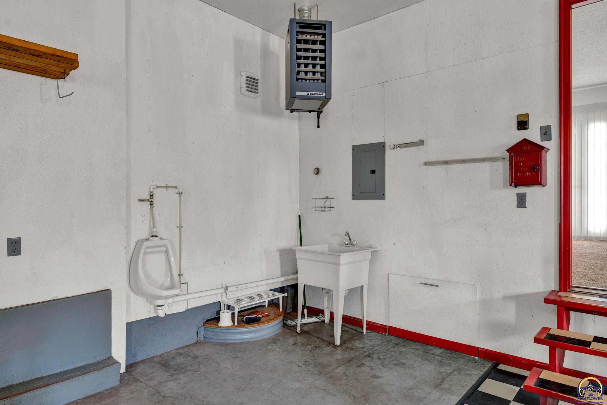 Topeka, Kansas 66614, United States, 2 Bedrooms Bedrooms, ,2 BathroomsBathrooms,Residential,Pending,91532