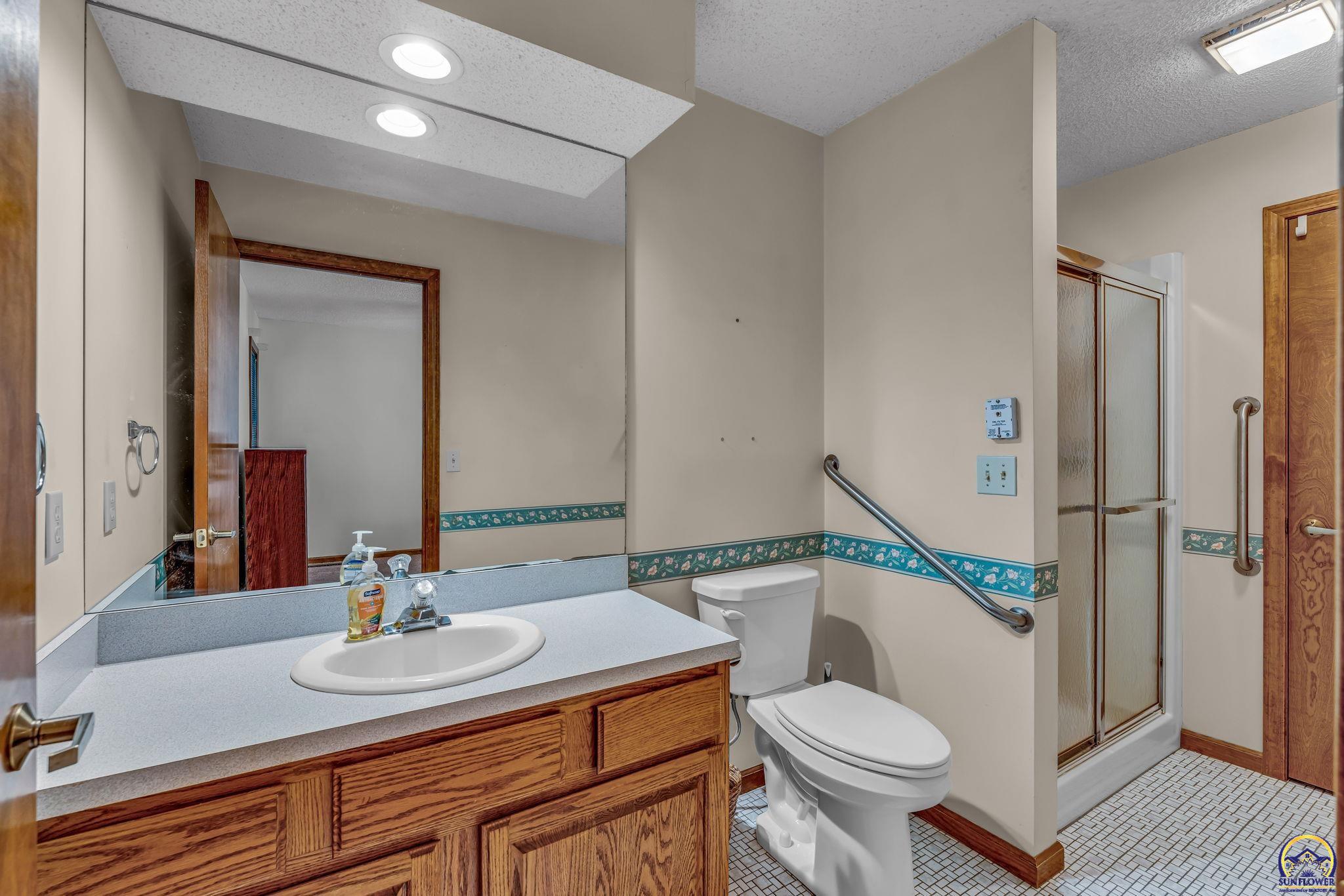 Topeka, Kansas 66614, United States, 2 Bedrooms Bedrooms, ,2 BathroomsBathrooms,Residential,Pending,91532