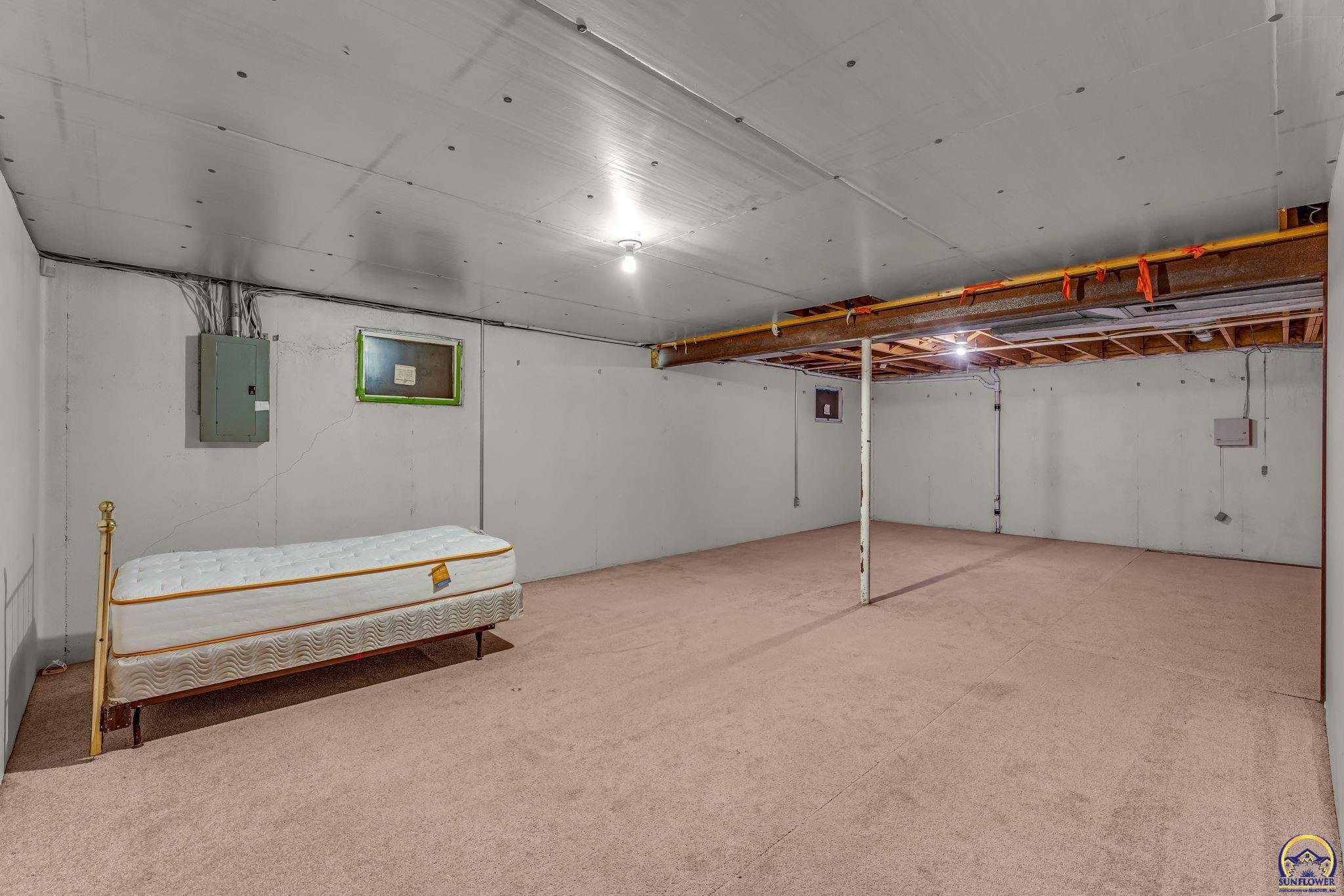 Topeka, Kansas 66614, United States, 2 Bedrooms Bedrooms, ,2 BathroomsBathrooms,Residential,Pending,91532