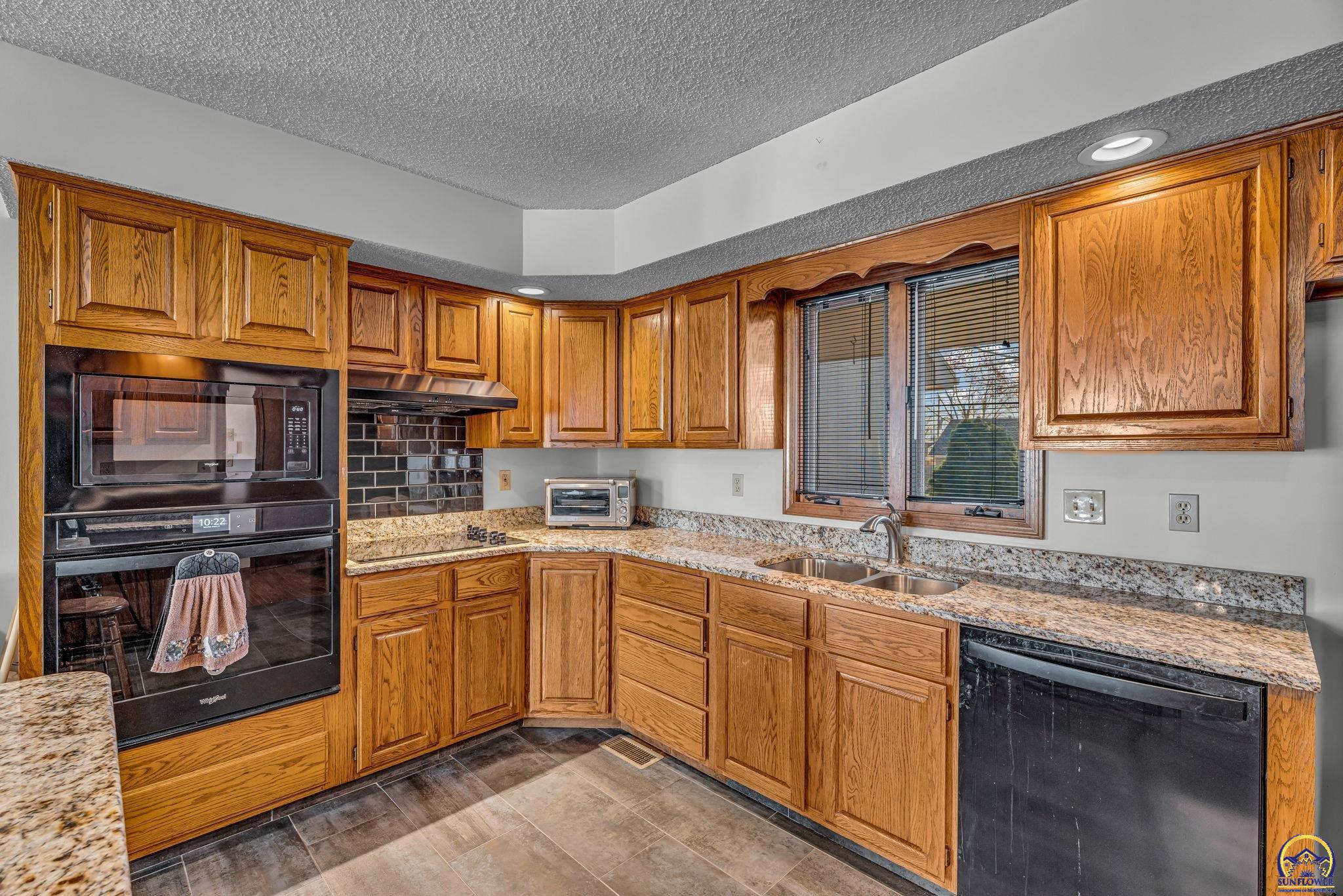 Topeka, Kansas 66614, United States, 2 Bedrooms Bedrooms, ,2 BathroomsBathrooms,Residential,Pending,91532