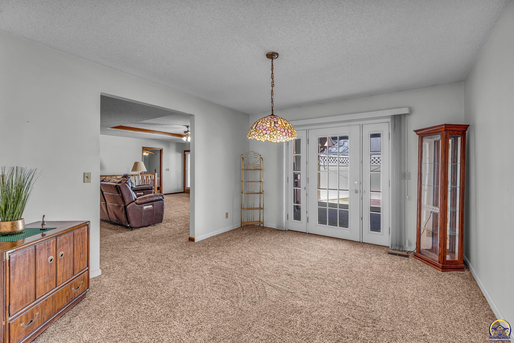 Topeka, Kansas 66614, United States, 2 Bedrooms Bedrooms, ,2 BathroomsBathrooms,Residential,Pending,91532