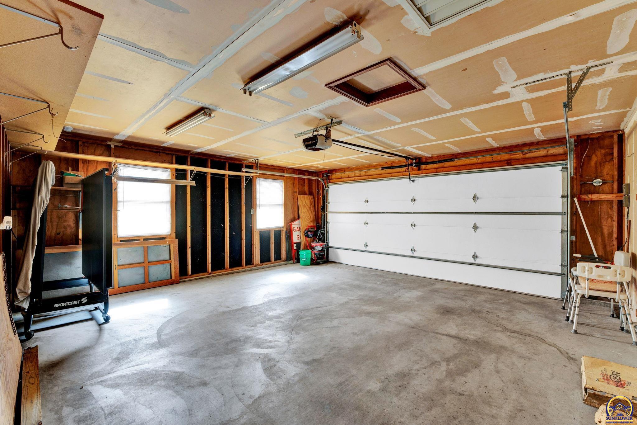 Topeka, Kansas 66614, United States, 2 Bedrooms Bedrooms, ,2 BathroomsBathrooms,Residential,Pending,91532