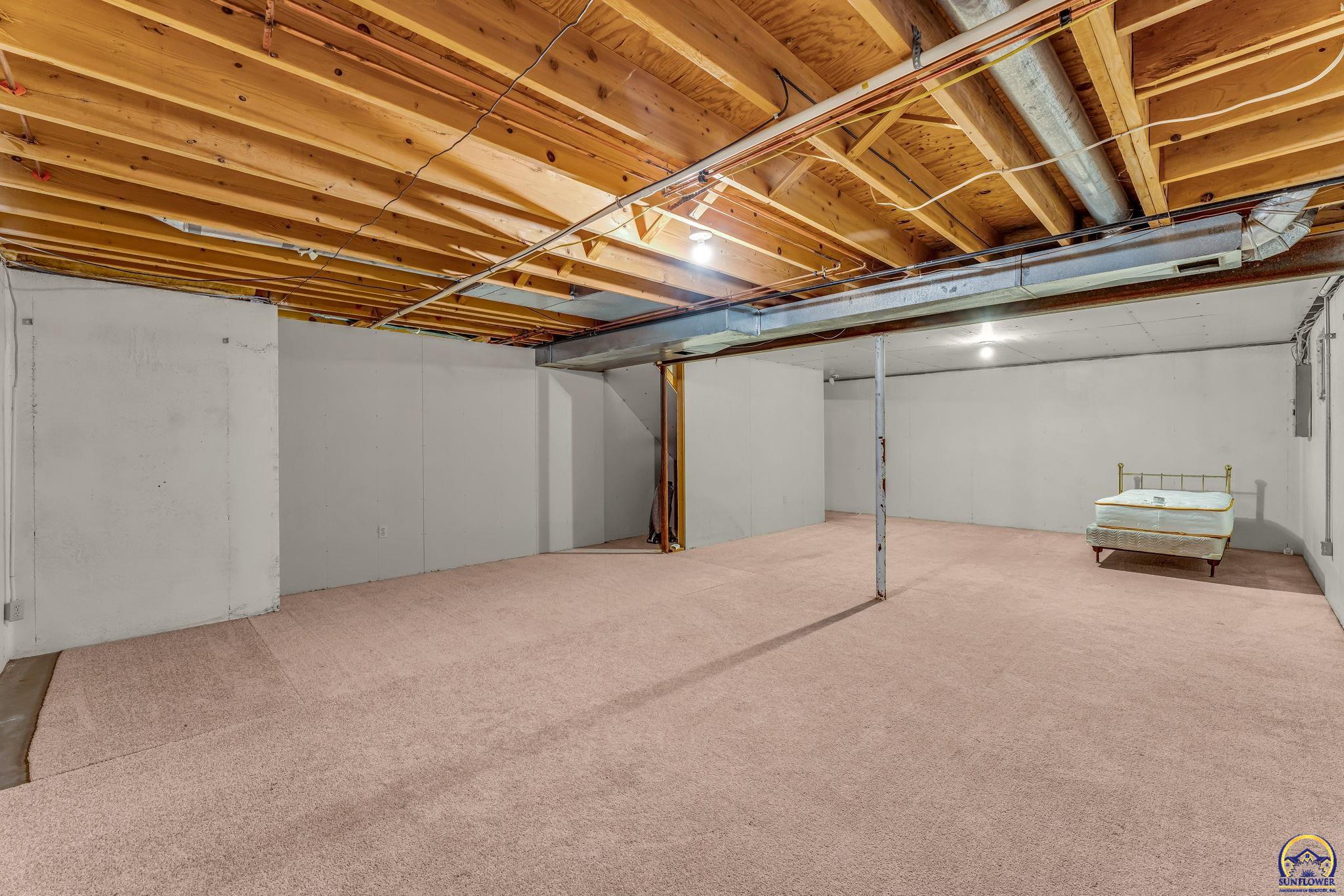 Topeka, Kansas 66614, United States, 2 Bedrooms Bedrooms, ,2 BathroomsBathrooms,Residential,Pending,91532