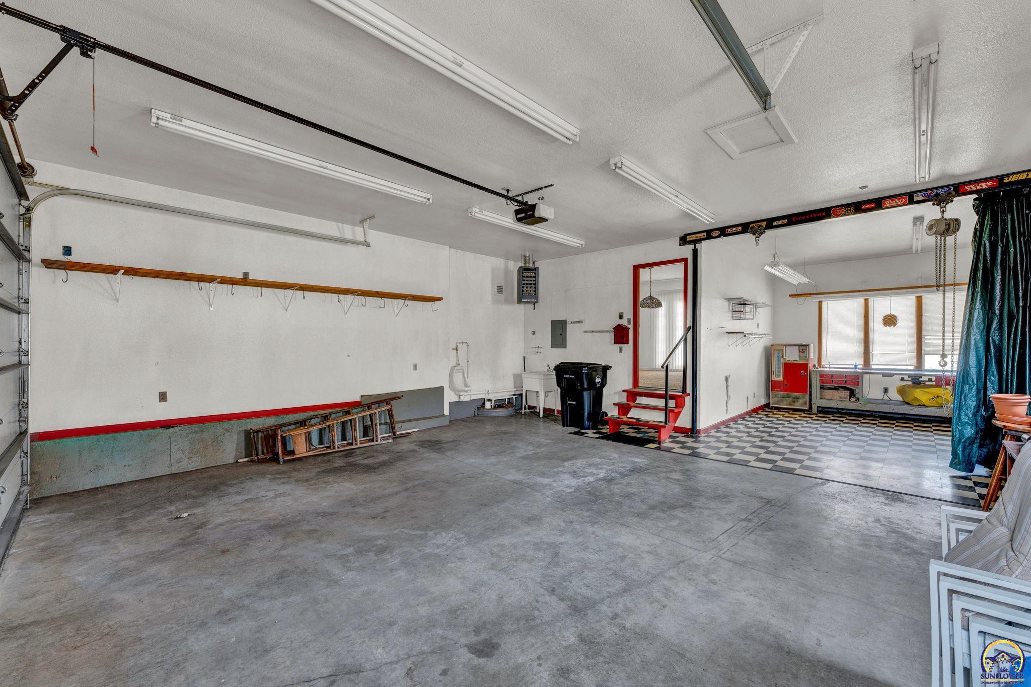 Topeka, Kansas 66614, United States, 2 Bedrooms Bedrooms, ,2 BathroomsBathrooms,Residential,Pending,91532