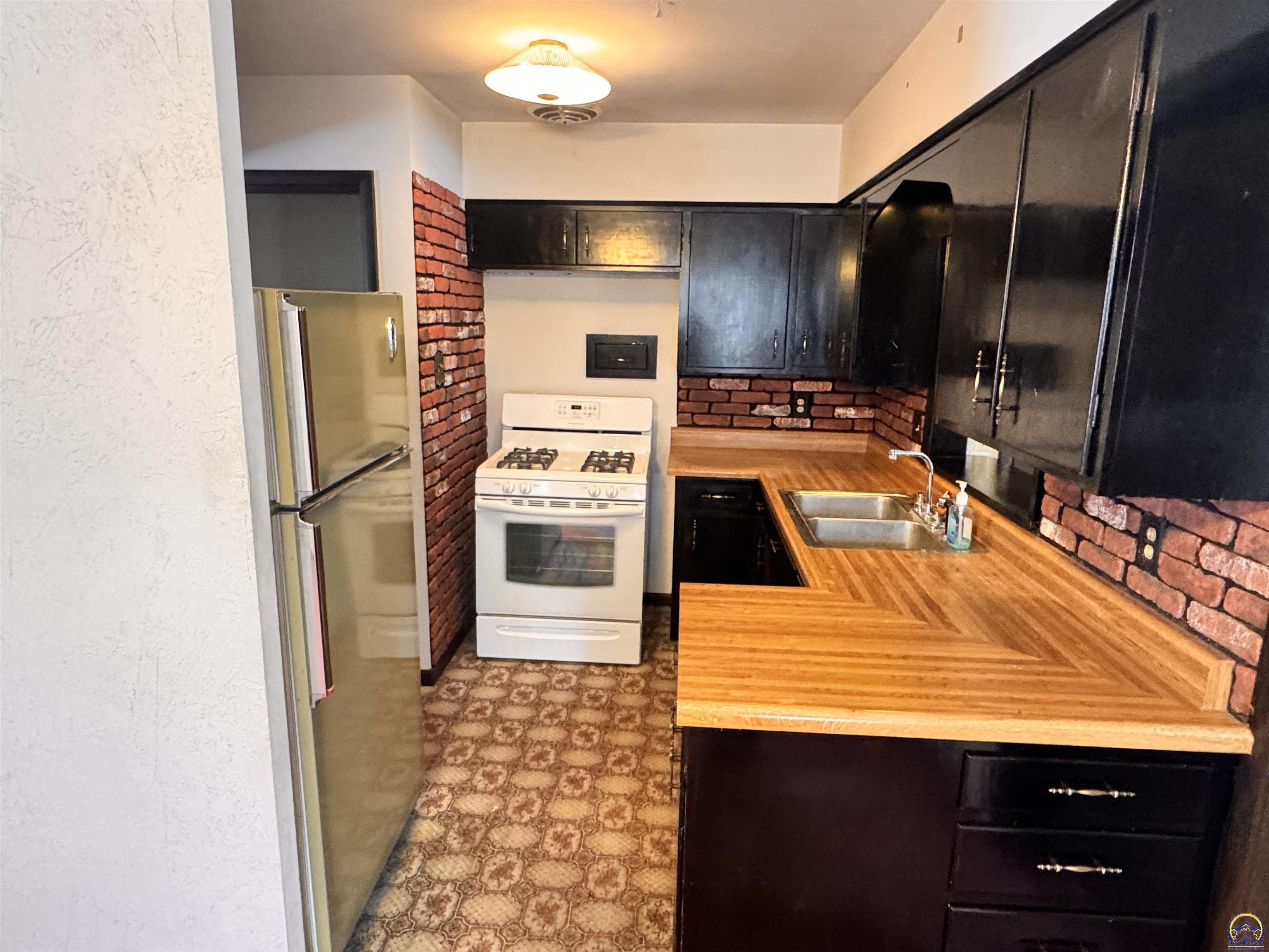 Topeka, Kansas 66616, United States, 3 Bedrooms Bedrooms, ,2 BathroomsBathrooms,Residential,Active,251943