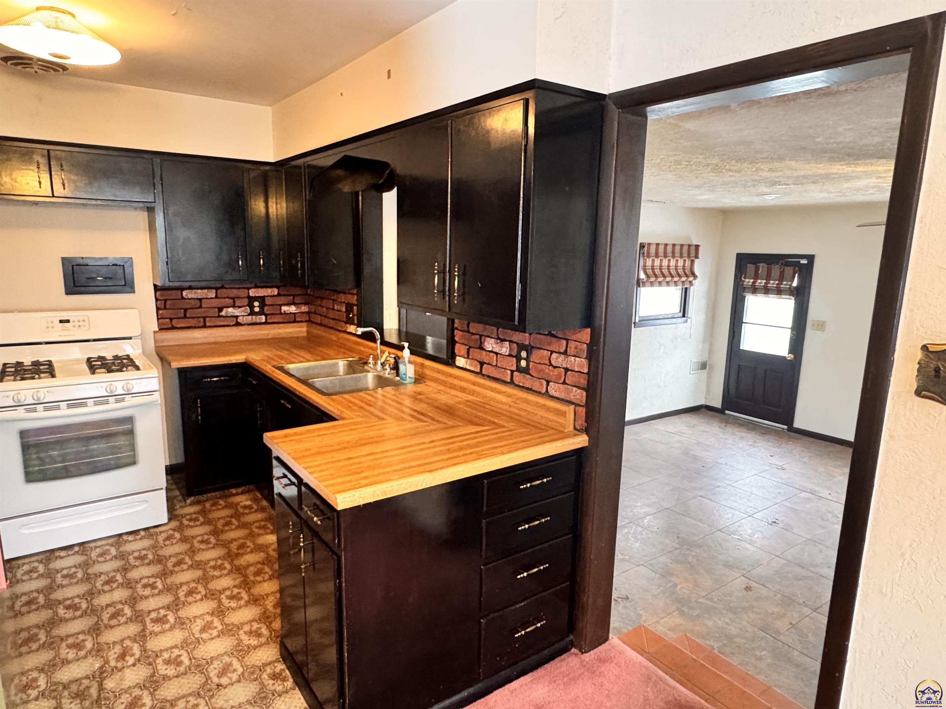 Topeka, Kansas 66616, United States, 3 Bedrooms Bedrooms, ,2 BathroomsBathrooms,Residential,Active,251943