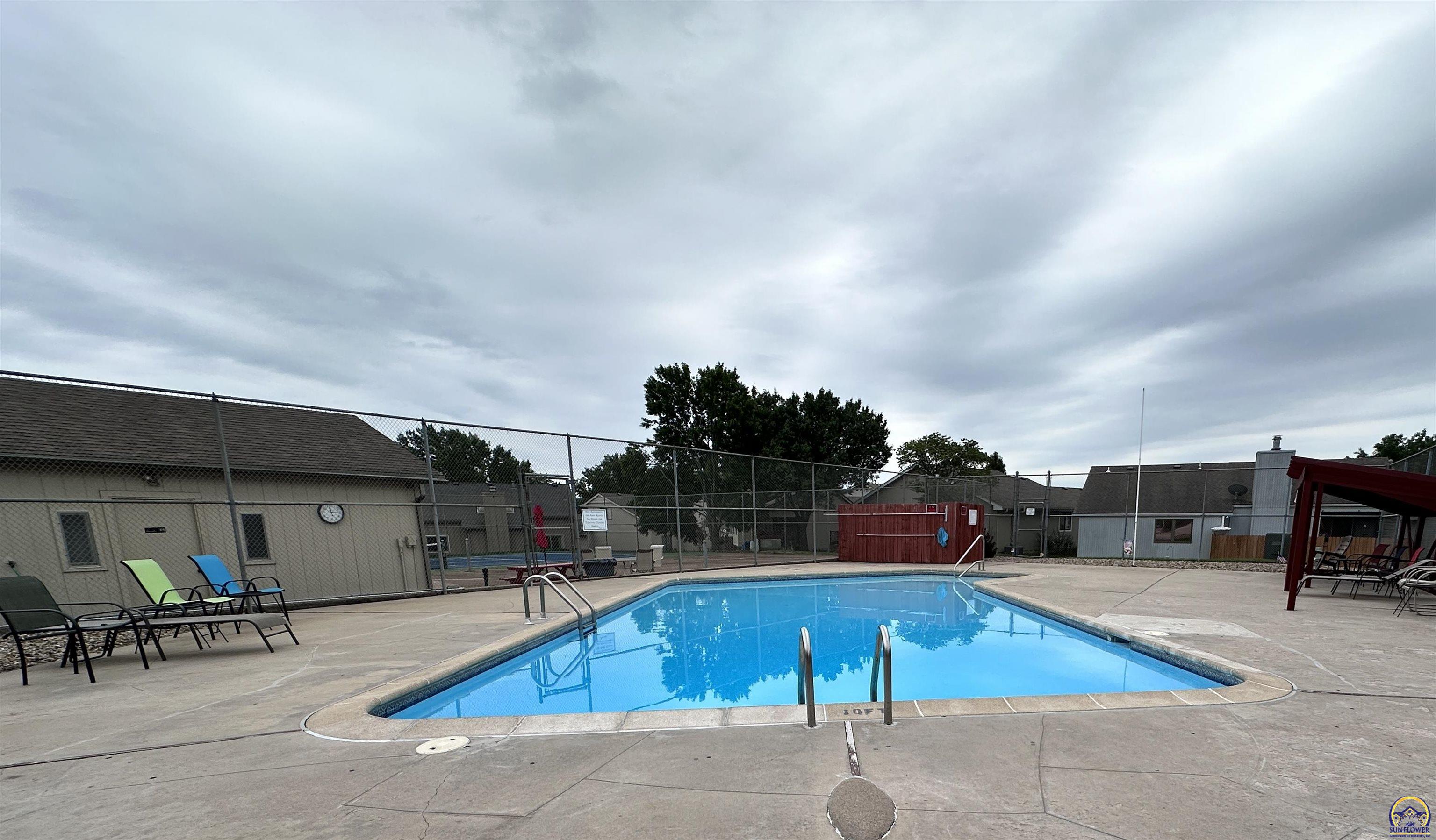 Topeka, Kansas 66614, United States, 3 Bedrooms Bedrooms, ,3 BathroomsBathrooms,Residential,Pending,46795